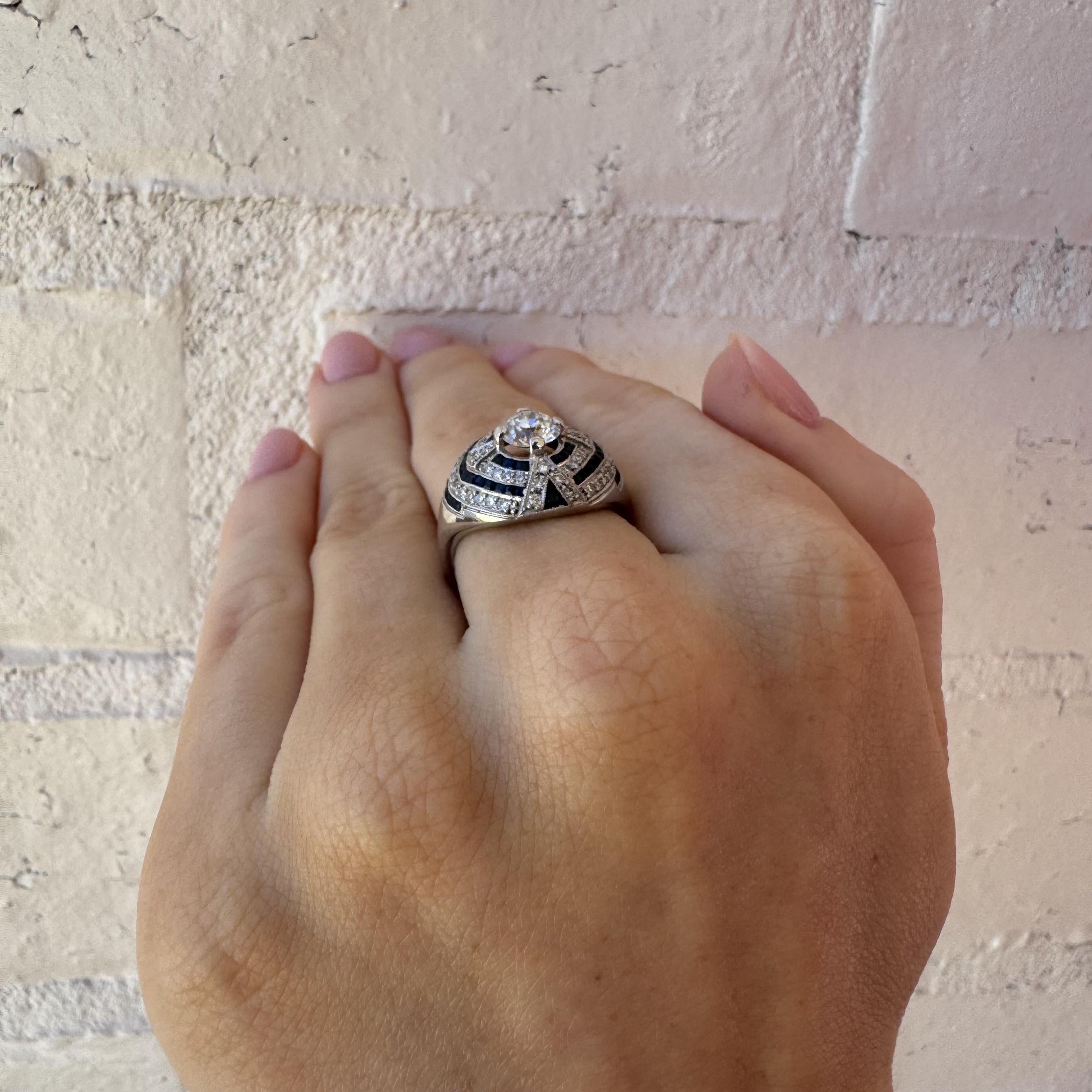 Taille vieille Europe Bague halo en platine de 0,75 carat de diamant et saphir de taille européenne ancienne en vente