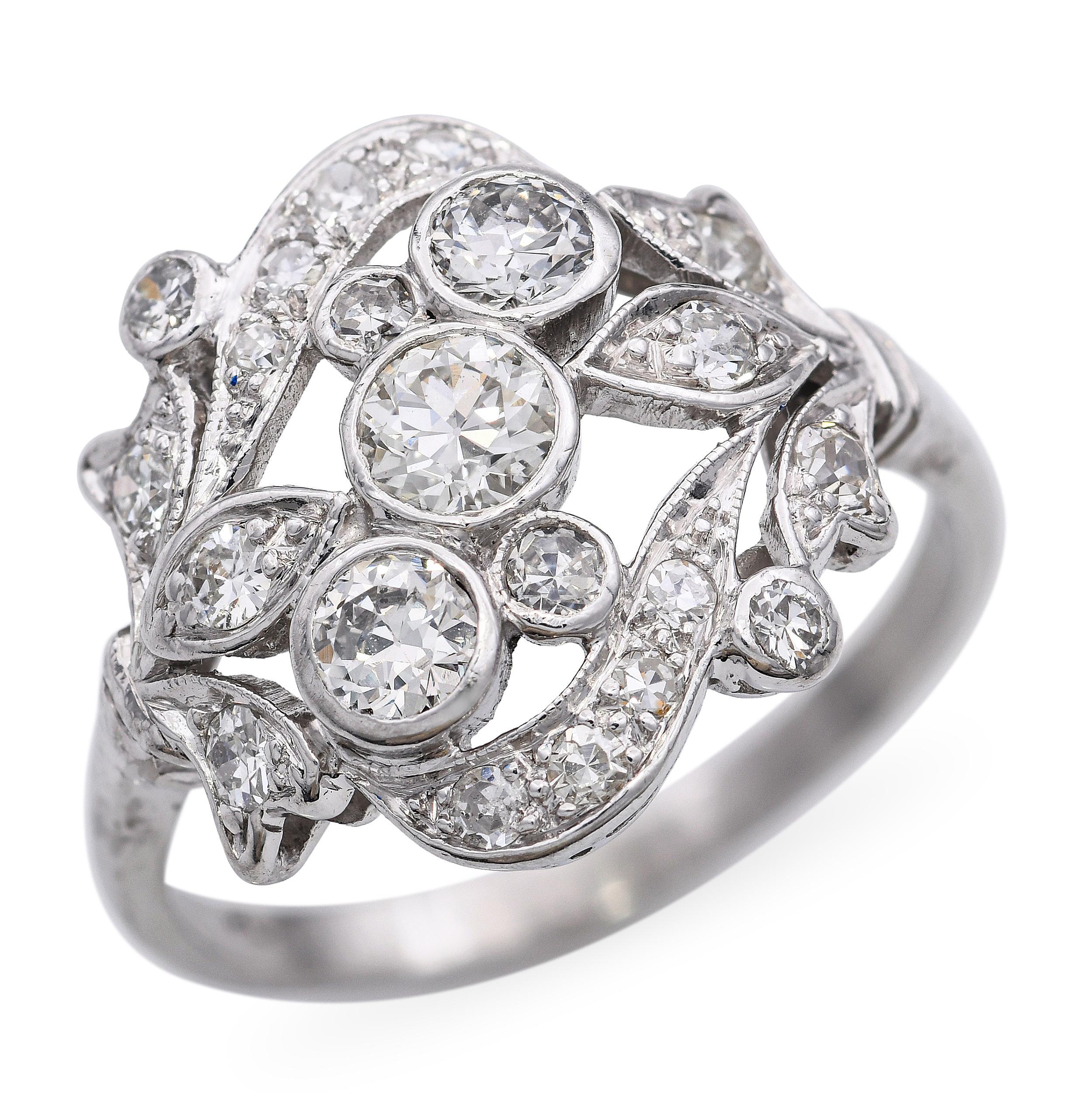 Dieser zarte Vintage-Ring ist aus Platin gefertigt und mit einem verschlungenen Blumenmotiv versehen. Er ist mit 0,75 Karat funkelnden Diamanten geschmückt, die das anmutige, von der Natur inspirierte Design unterstreichen. Die feinen Metallarbeiten