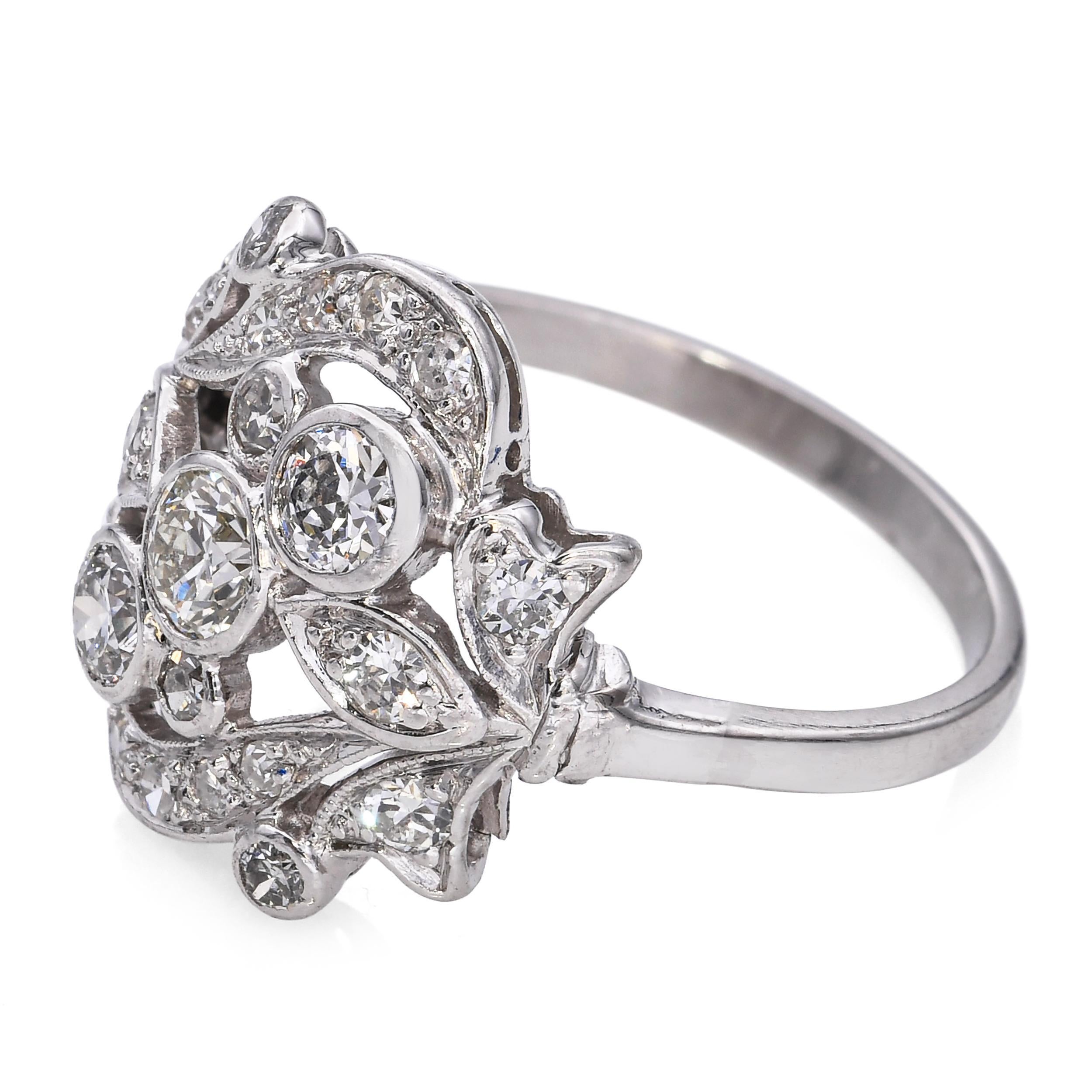 Vintage Platin 0,75 tcw Diamant Blumenmotiv dekorativen Ring im Zustand „Gut“ im Angebot in New York, NY
