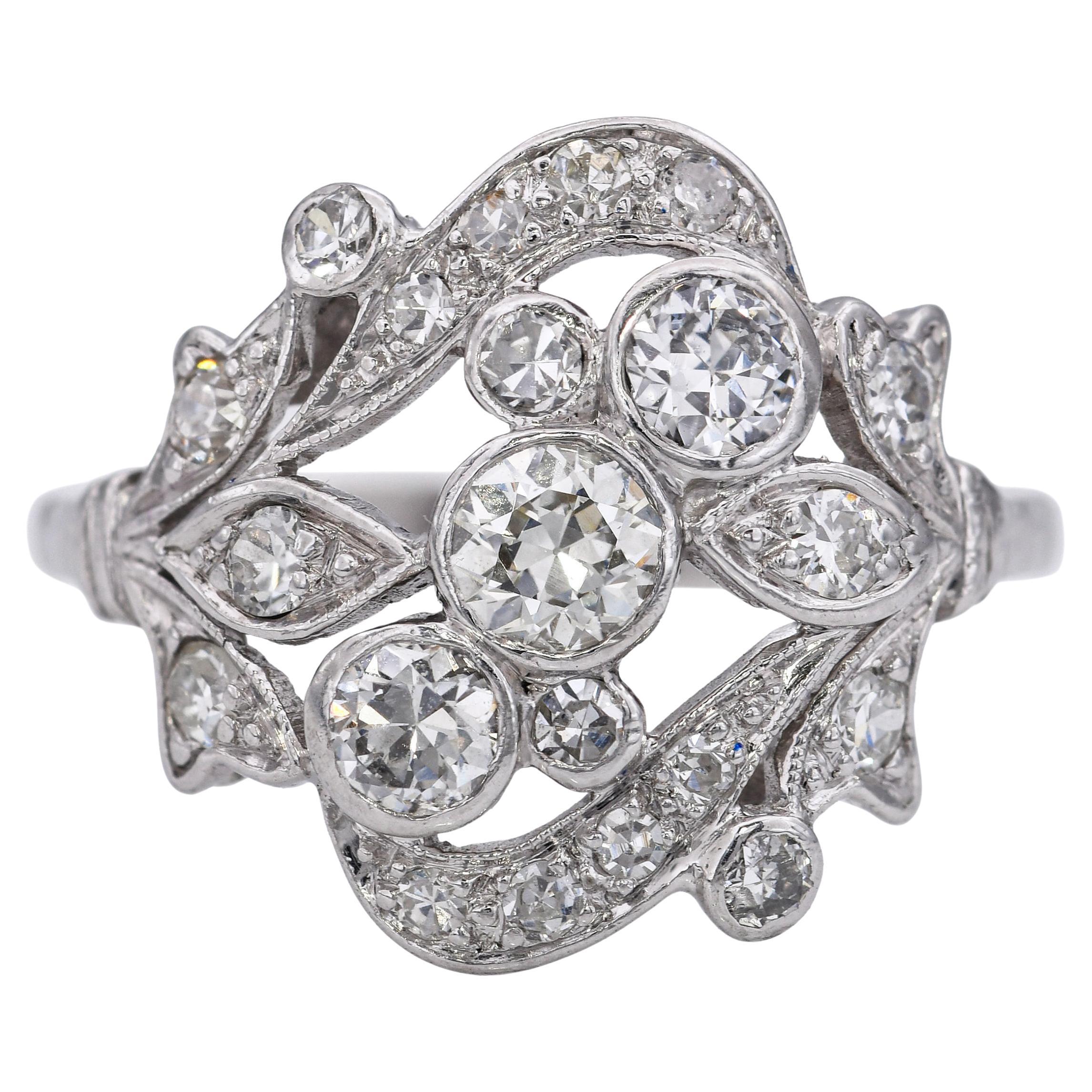 Vintage Platin 0,75 tcw Diamant Blumenmotiv dekorativen Ring im Angebot