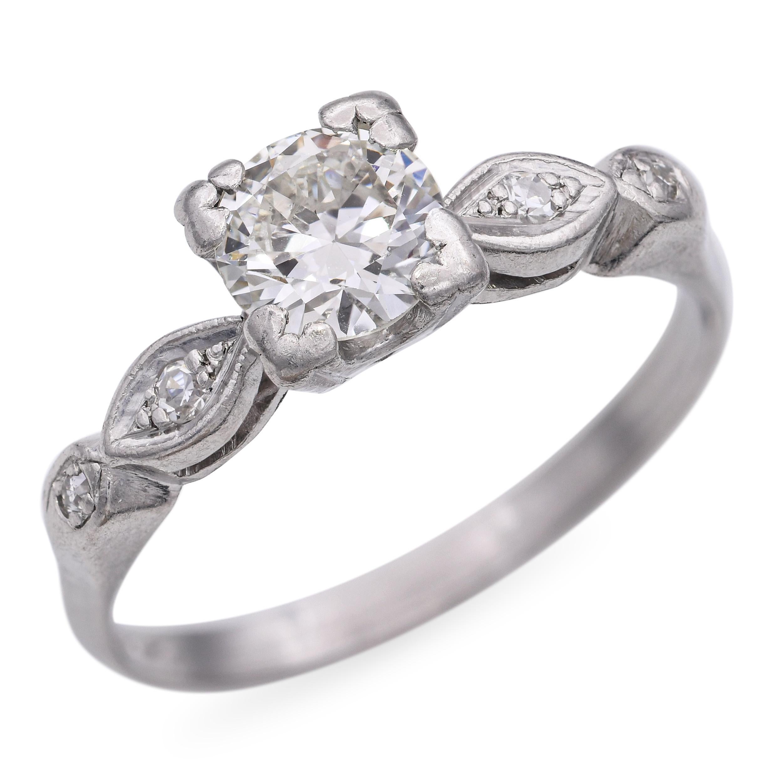Cette bague de fiançailles vintage en platine met en valeur environ 0,90 carats de diamants brillants dans un design raffiné et intemporel. La pierre centrale est complétée par des diamants d'accentuation le long des épaules, ajoutant un éclat et