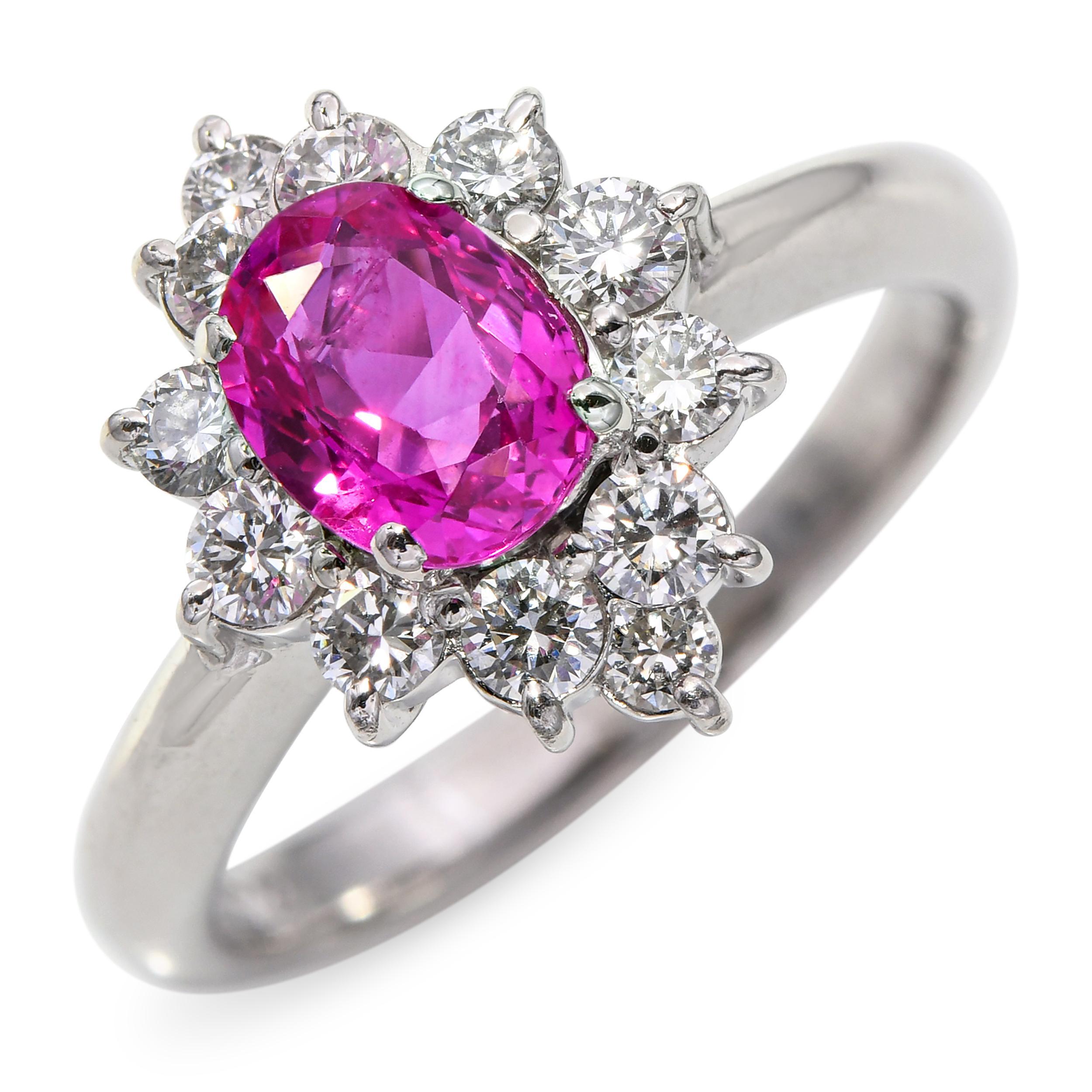 Este anillo vintage de platino irradia elegancia atemporal con su exquisita combinación de zafiro rosa y diamantes. La pieza central, un zafiro rosa de 0,92 quilates, muestra un tono suave pero vivo que capta la luz maravillosamente desde todos los