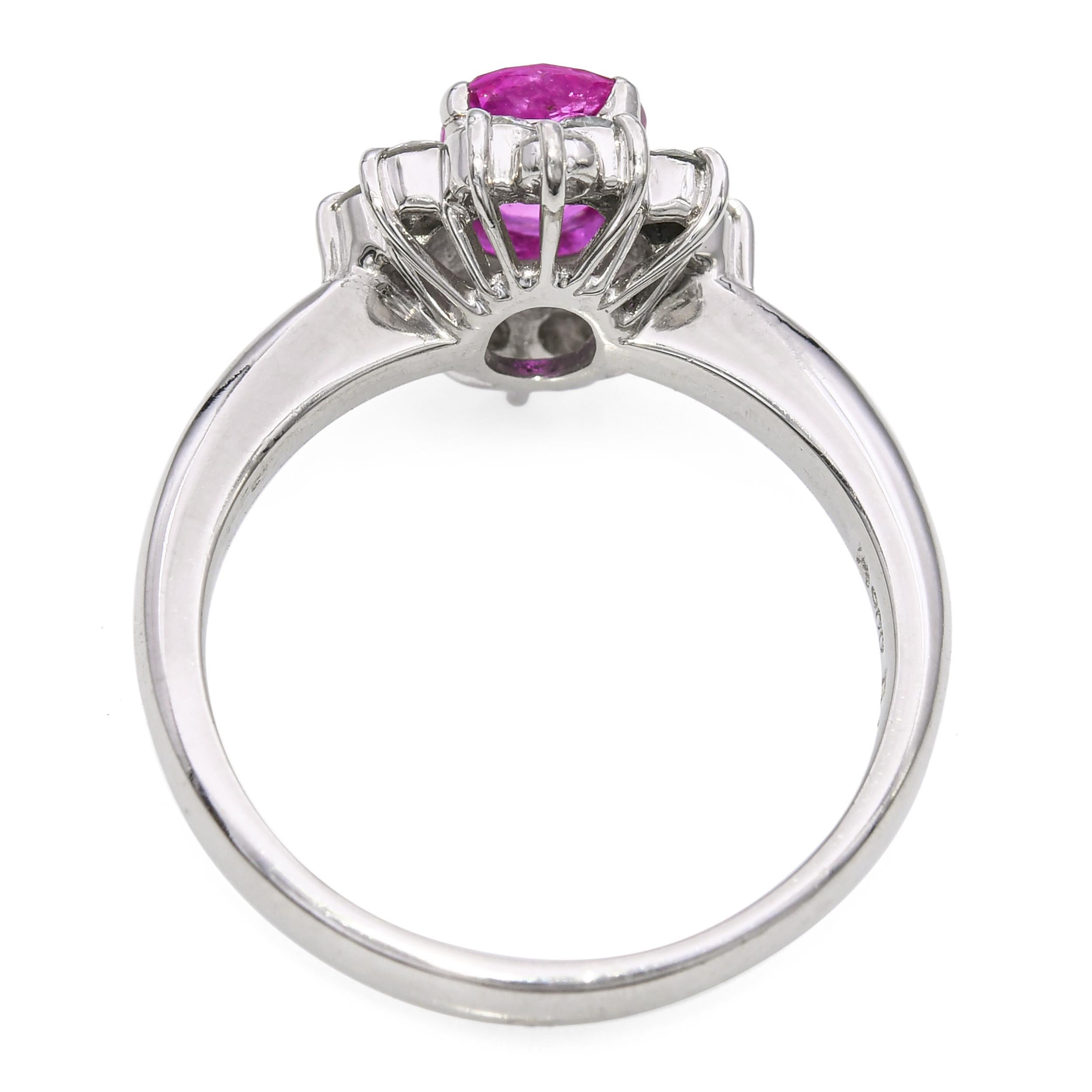 Anillo de platino vintage con halo de zafiro rosa de 0,92 ct y diamante de 0,47 ct en venta 1