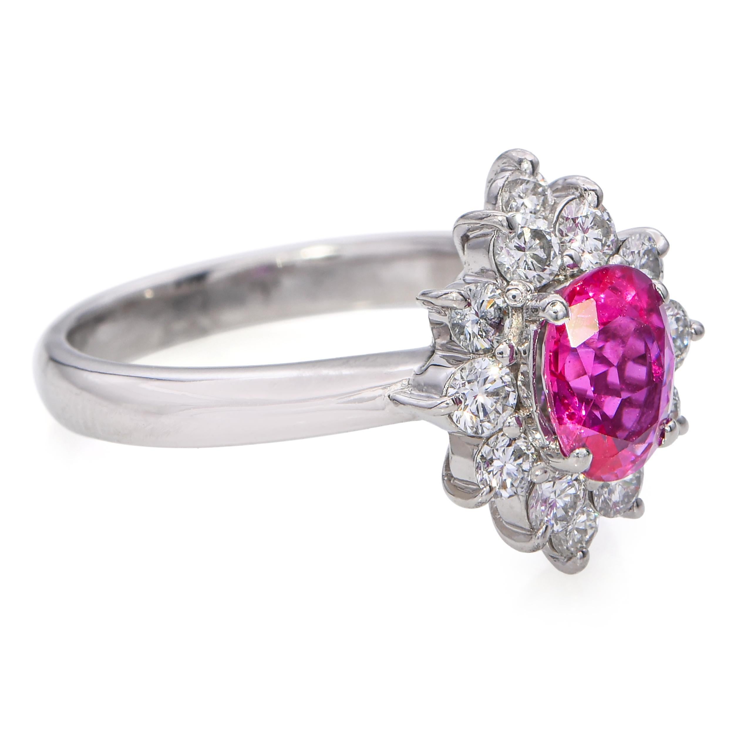 Anillo de platino vintage con halo de zafiro rosa de 0,92 ct y diamante de 0,47 ct en venta 2