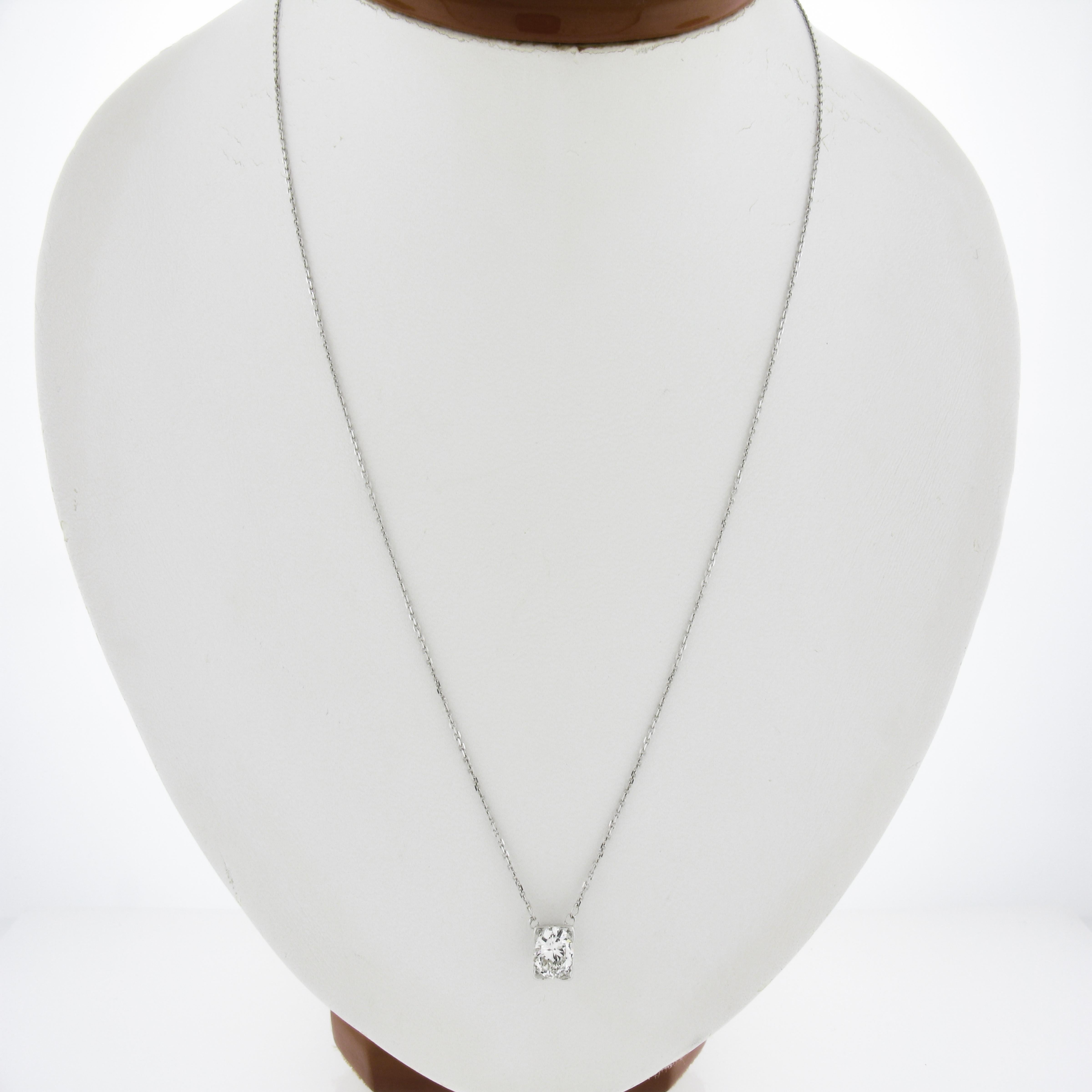 --Piedra(s):--
(1) Diamante auténtico natural - Talla redonda - Engastado - Color I - Claridad SI1 - 6,5x6,42x3,38mm (aprox.)
Peso total en quilates:	0,92 (aprox.)

Material: Colgante de platino macizo con cadena de oro blanco de 14 quilates
Peso