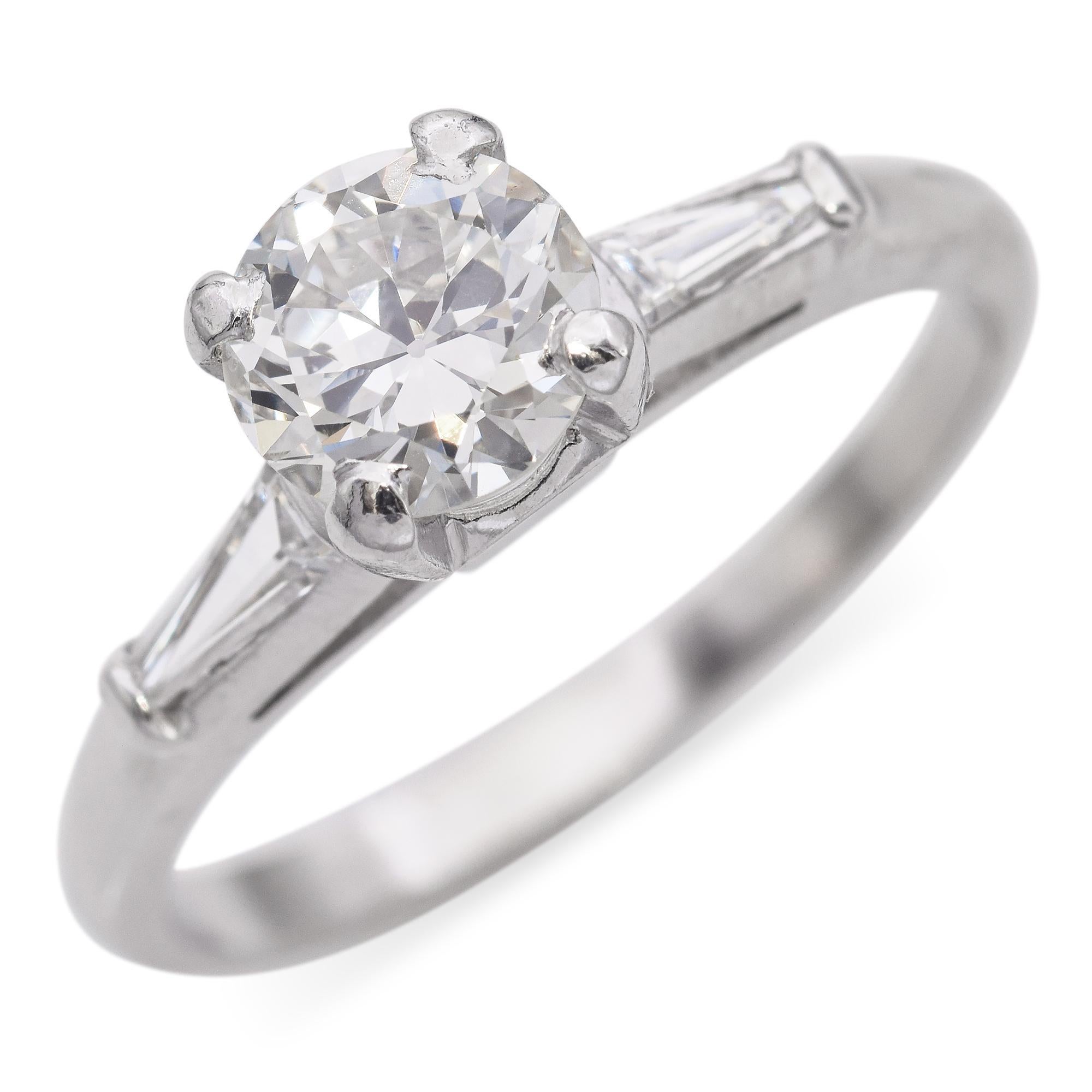 Gewicht: 3,5 Gramm
Stein: Ca. 1,0 TCW Diamant (0,08 - 0,84 ct.)
Rundes Zentrum: G, VS, Baguettes: F, VS
Abmessungen: 5,95 x 19,45 x 7 mm
Ringgröße: 6
Metall: 80,8 Pt, 10,4 Pd, 2,6 Ru, 2,4 Au
Wahrzeichen: 10% IRID PLAT

ARTIKEL NR.: BR-1474-121124-20