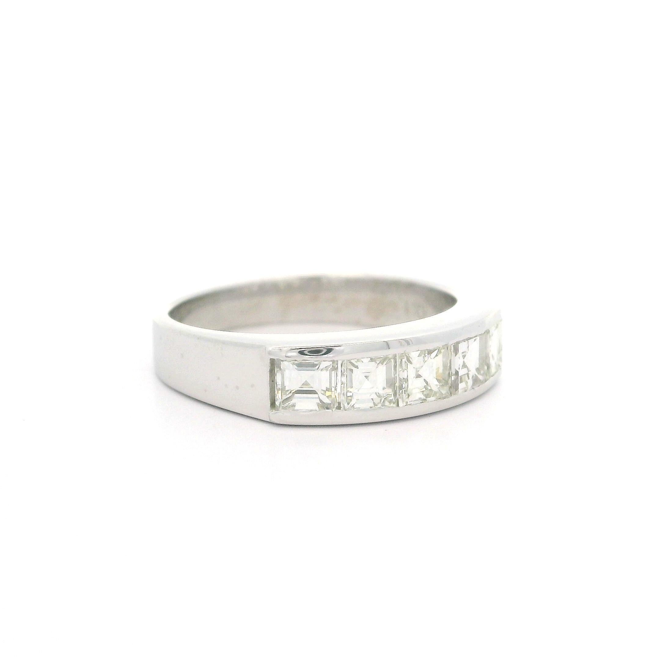 Vintage Platin 1,01 Karat Quadratischer Stufen Carre Cut Channel Diamant 5 Stein Band Ring im Angebot 8