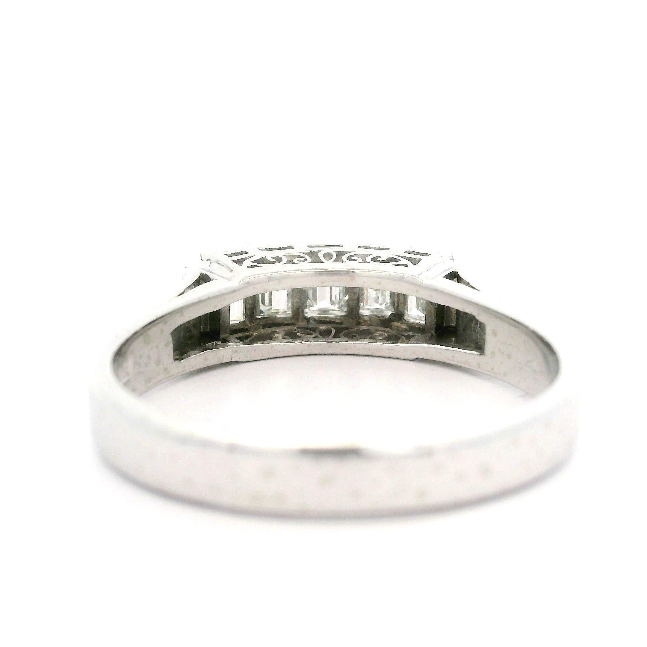 Anello impilabile in platino vintage da 1,01ctw 5 diamanti taglio smeraldo VS F in vendita 7