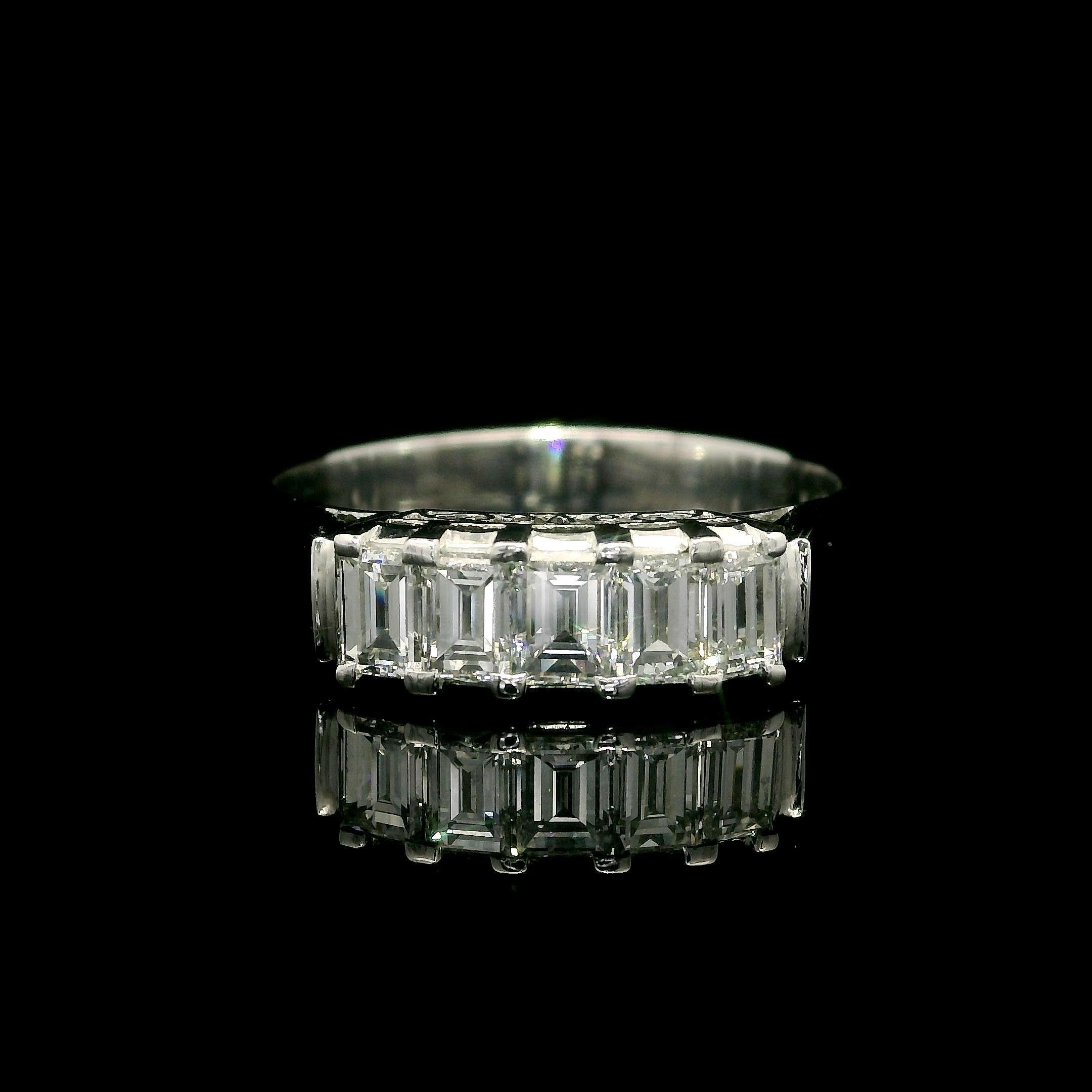 Anello impilabile in platino vintage da 1,01ctw 5 diamanti taglio smeraldo VS F in vendita 9