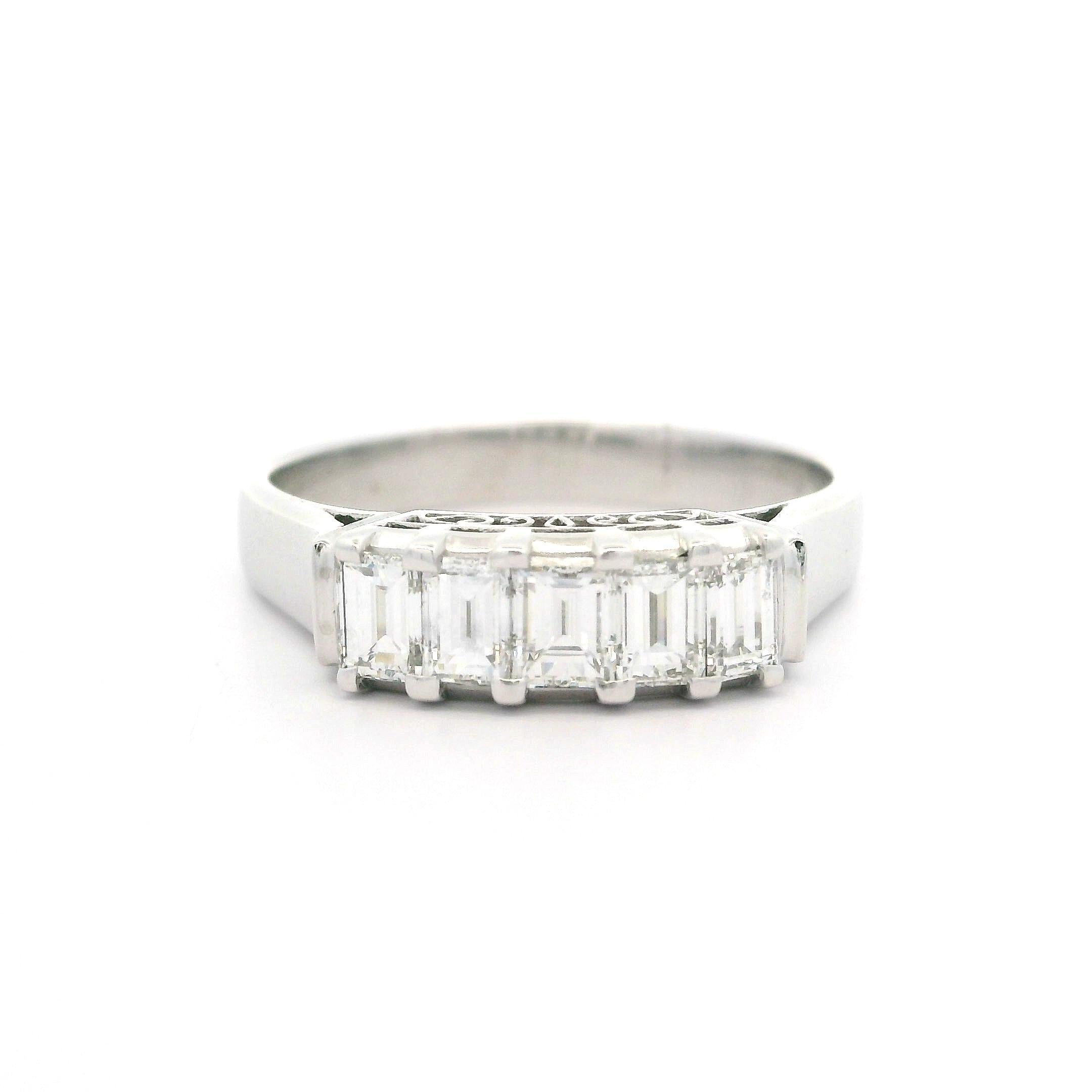 Anello impilabile in platino vintage da 1,01ctw 5 diamanti taglio smeraldo VS F in vendita 10