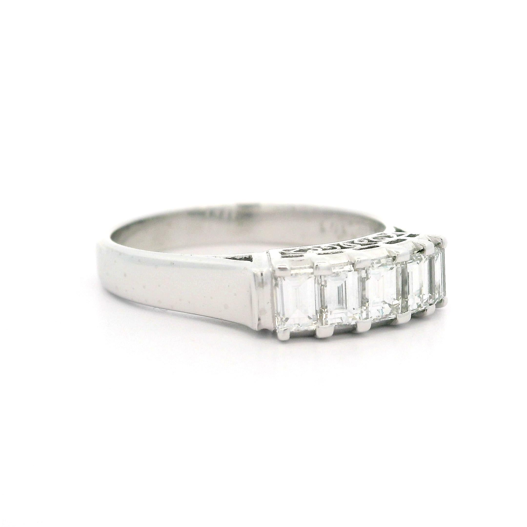 Anello impilabile in platino vintage da 1,01ctw 5 diamanti taglio smeraldo VS F in vendita 11