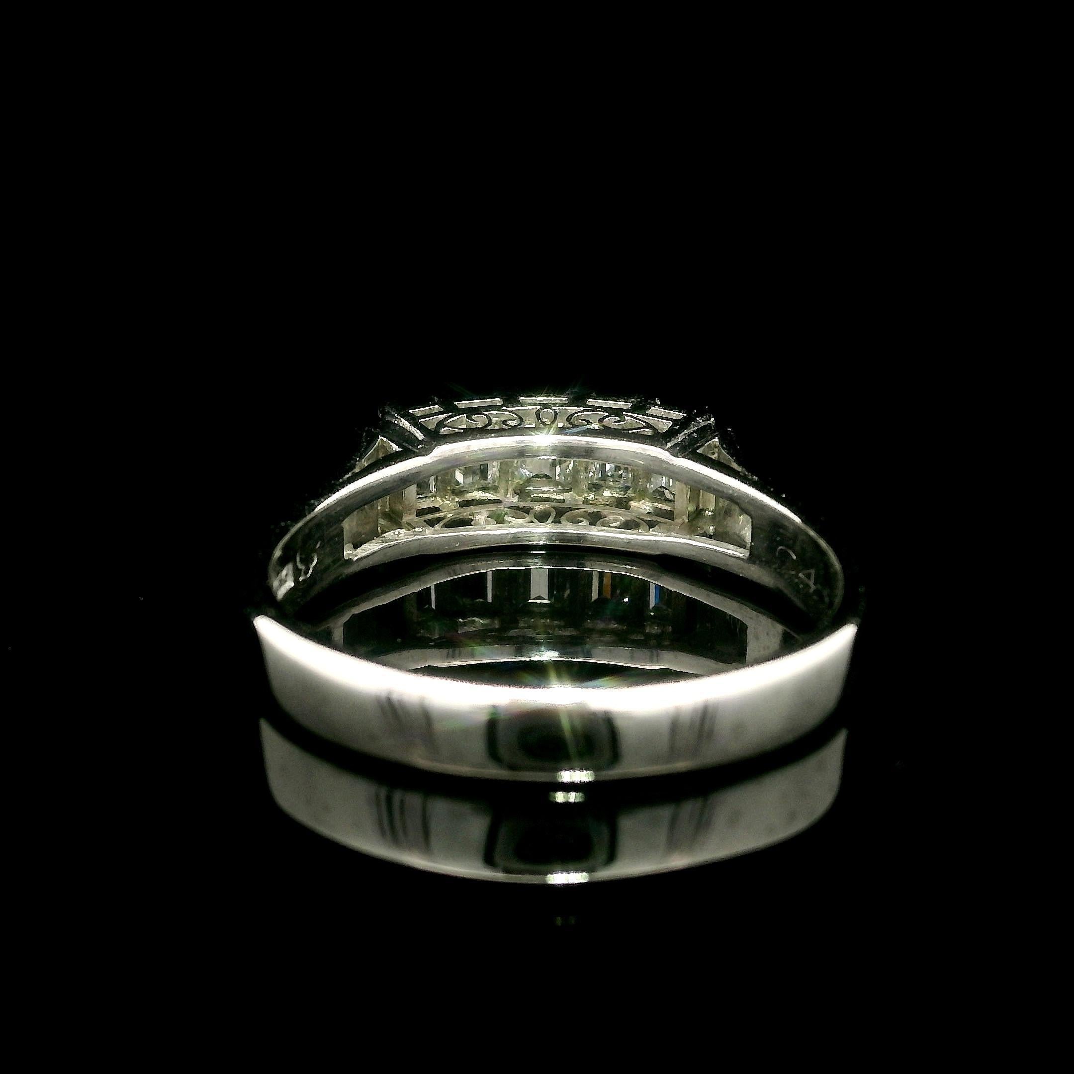 --Pietre: --
(5) Diamanti naturali autentici - taglio smeraldo - incastonati - purezza VVS2-VS2 - colore F/G - 1,01ctw (timbratura esatta)
Peso totale dei carati: 1.01 (timbro esatto)

Materiale: Platino solido .850+ (testato) - Timbro P900
Peso: