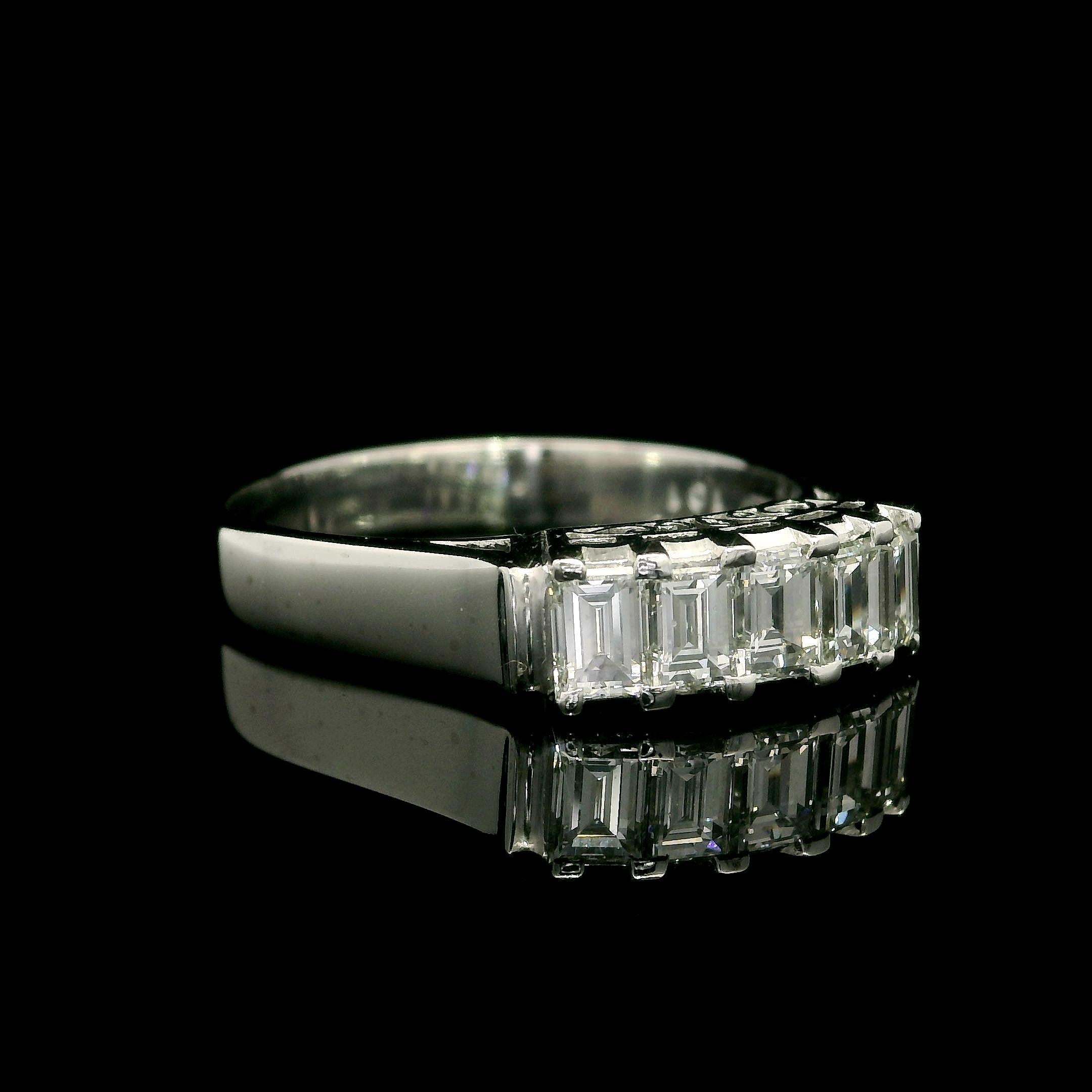 Vintage Platin 1,01 Karatw 5 Smaragdschliff VS F Diamant Stapelbarer Ring Damen im Angebot