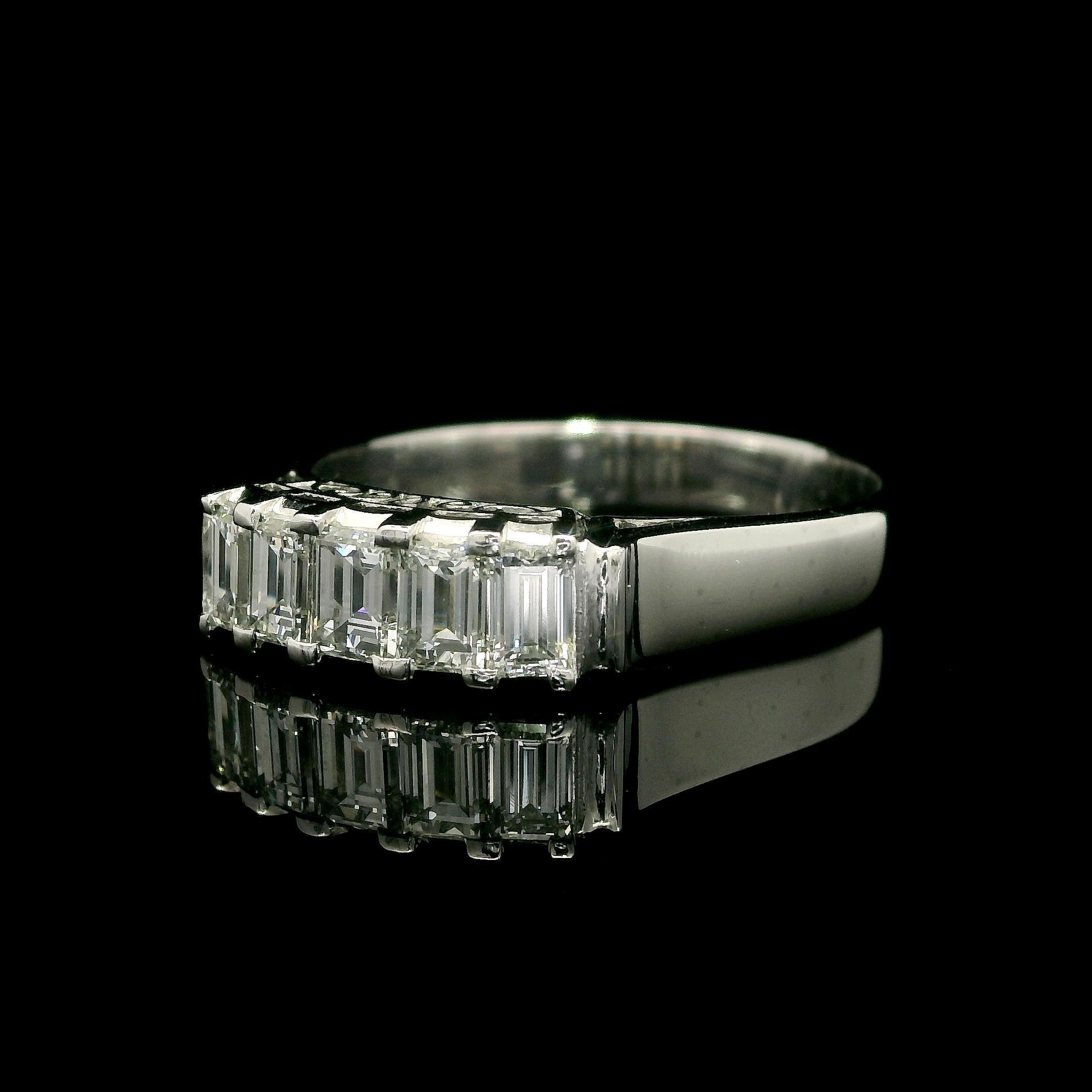 Donna Anello impilabile in platino vintage da 1,01ctw 5 diamanti taglio smeraldo VS F in vendita