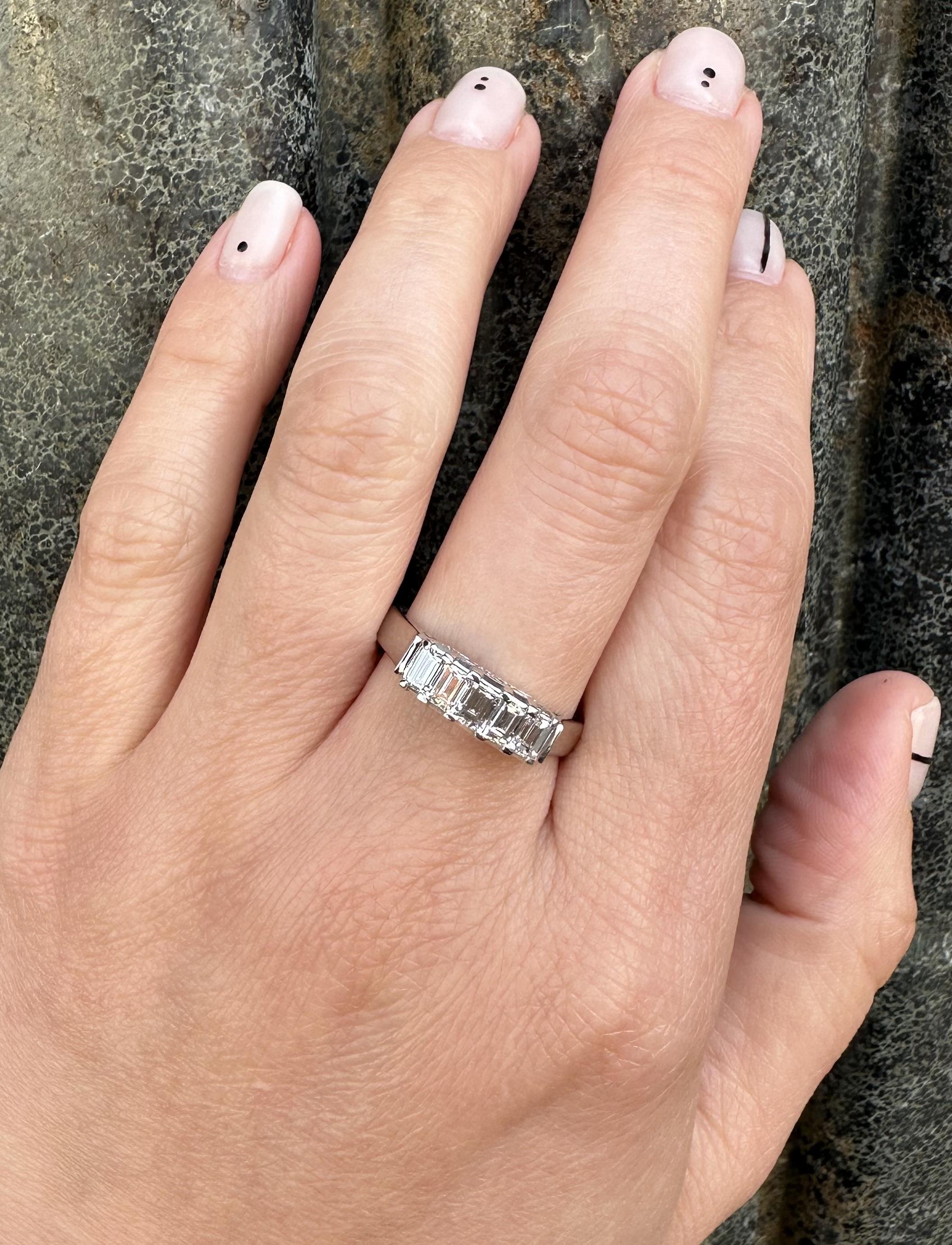Anello impilabile in platino vintage da 1,01ctw 5 diamanti taglio smeraldo VS F in vendita 2