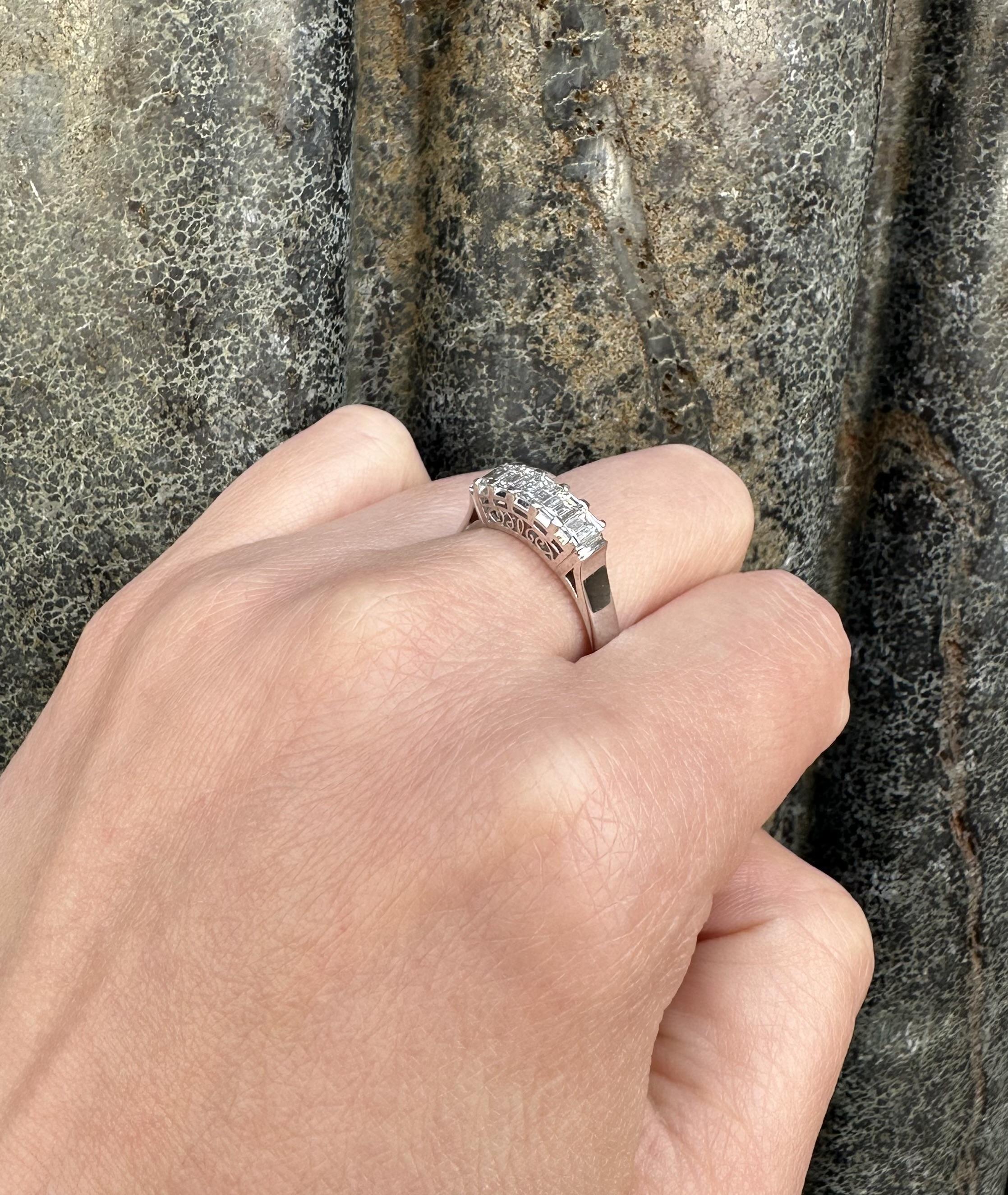 Anello impilabile in platino vintage da 1,01ctw 5 diamanti taglio smeraldo VS F in vendita 3