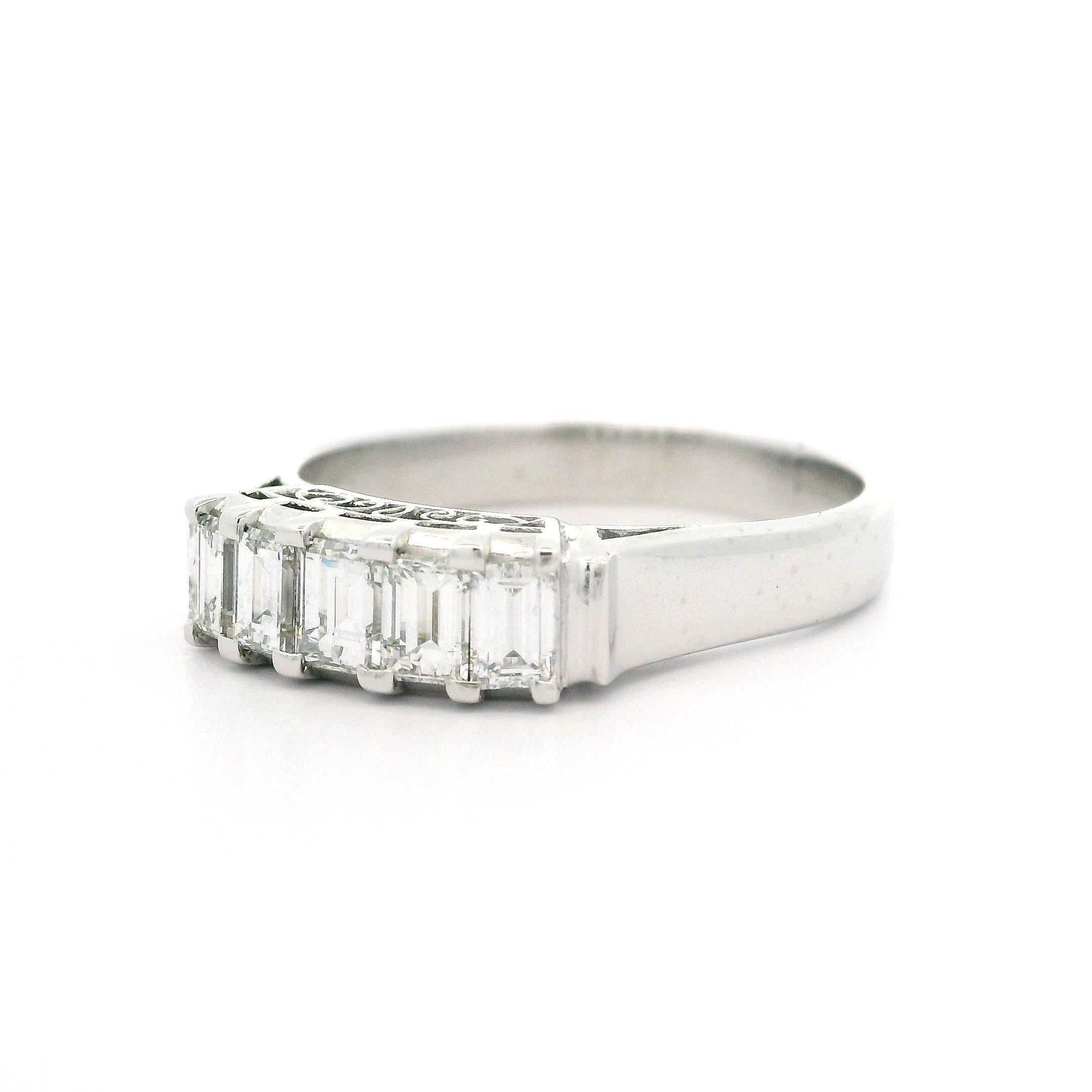 Anello impilabile in platino vintage da 1,01ctw 5 diamanti taglio smeraldo VS F in vendita 4