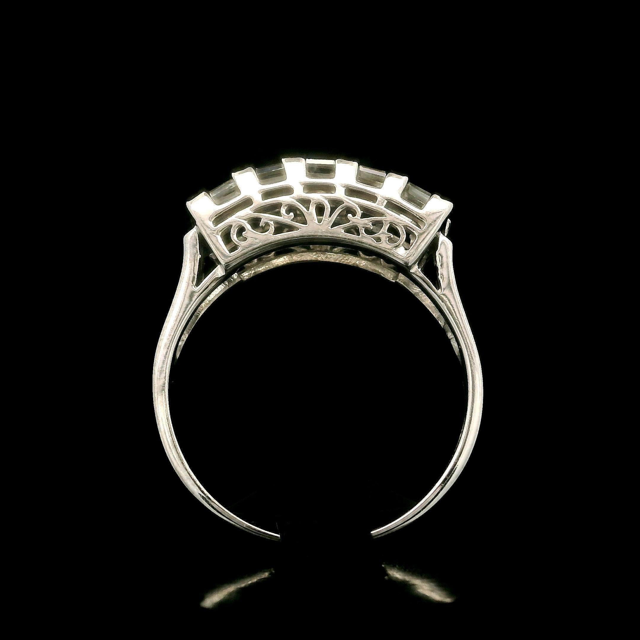 Quadrato Anello vintage in platino 1,01ctw Carre Square Step Diamond 5 Stone Open Work Band in vendita