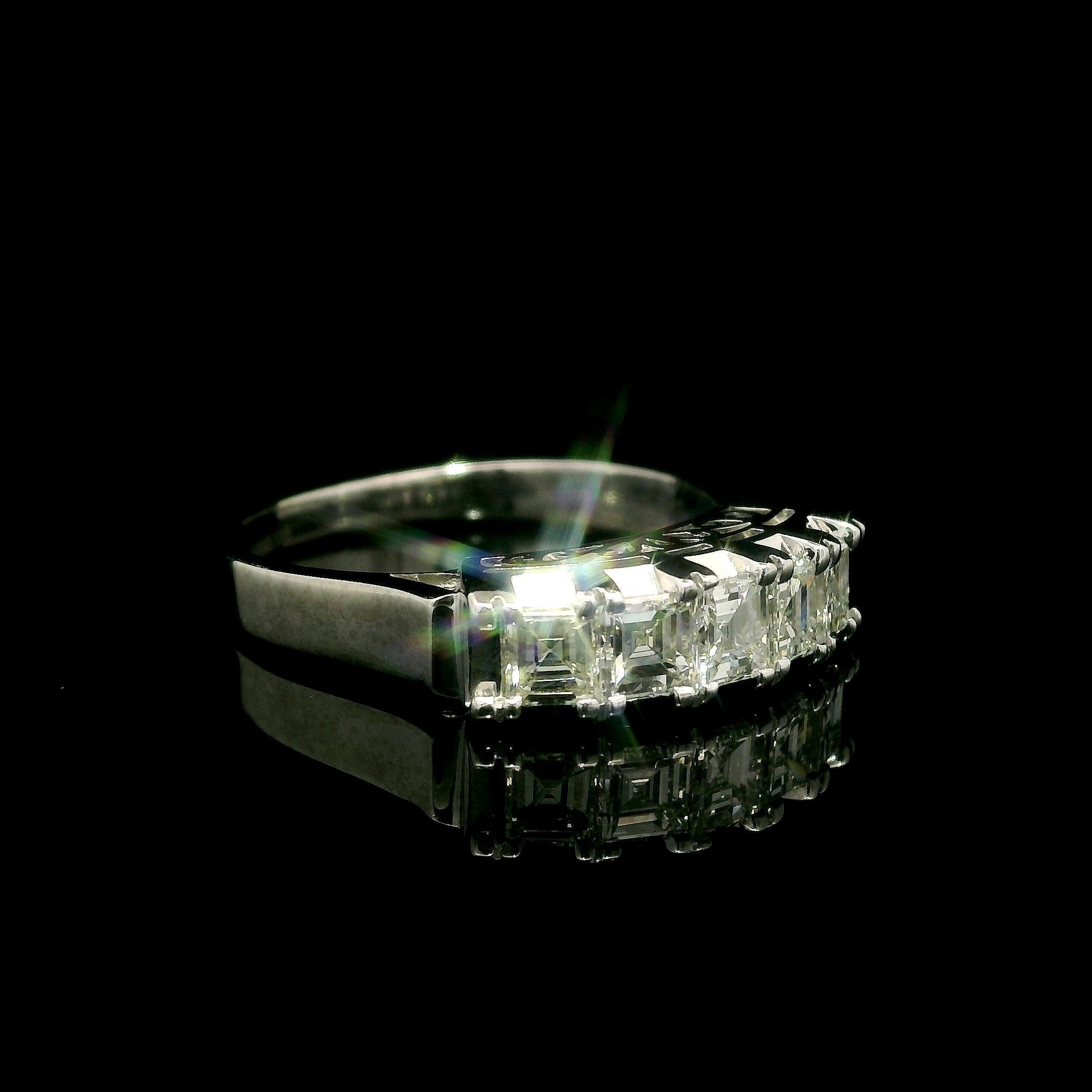 Anello vintage in platino 1,01ctw Carre Square Step Diamond 5 Stone Open Work Band in vendita 4