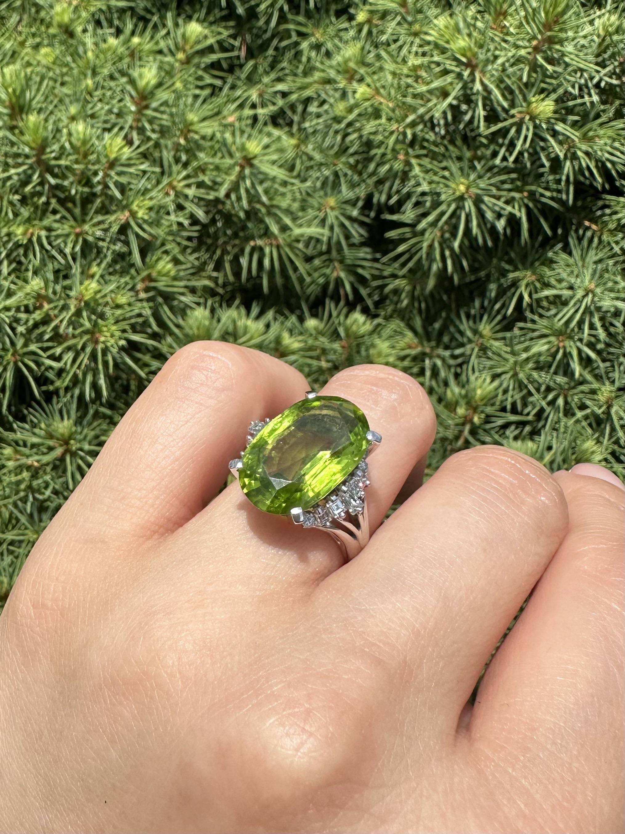 Anello vintage in platino con peridoto ovale taglio vecchio e diamante da 10,47 ct. in vendita 5