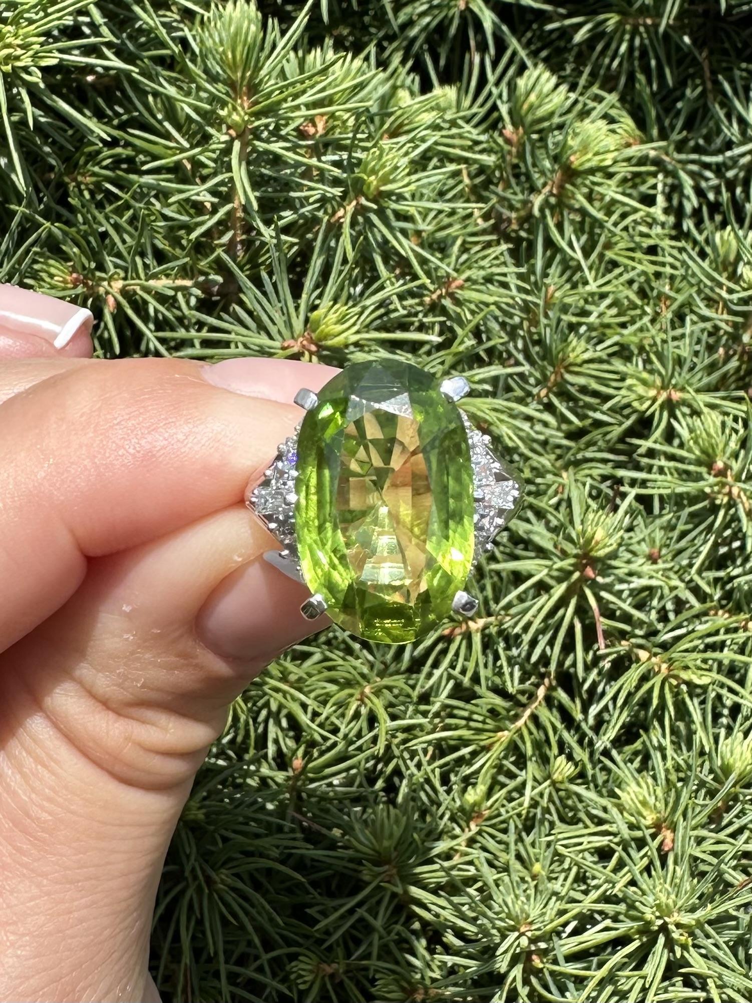 Anello vintage in platino con peridoto ovale taglio vecchio e diamante da 10,47 ct. in vendita 6