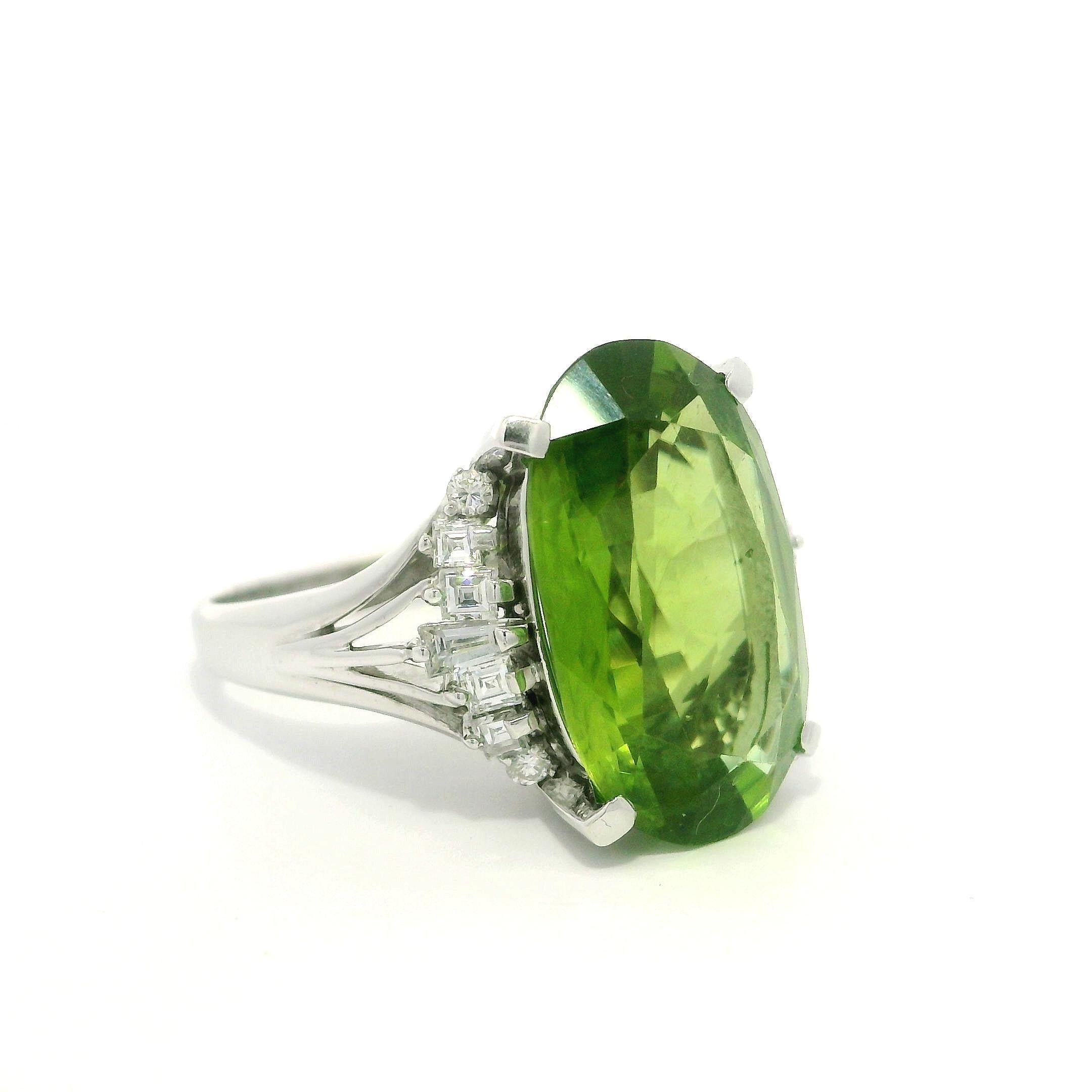 Anello vintage in platino con peridoto ovale taglio vecchio e diamante da 10,47 ct. in vendita 8