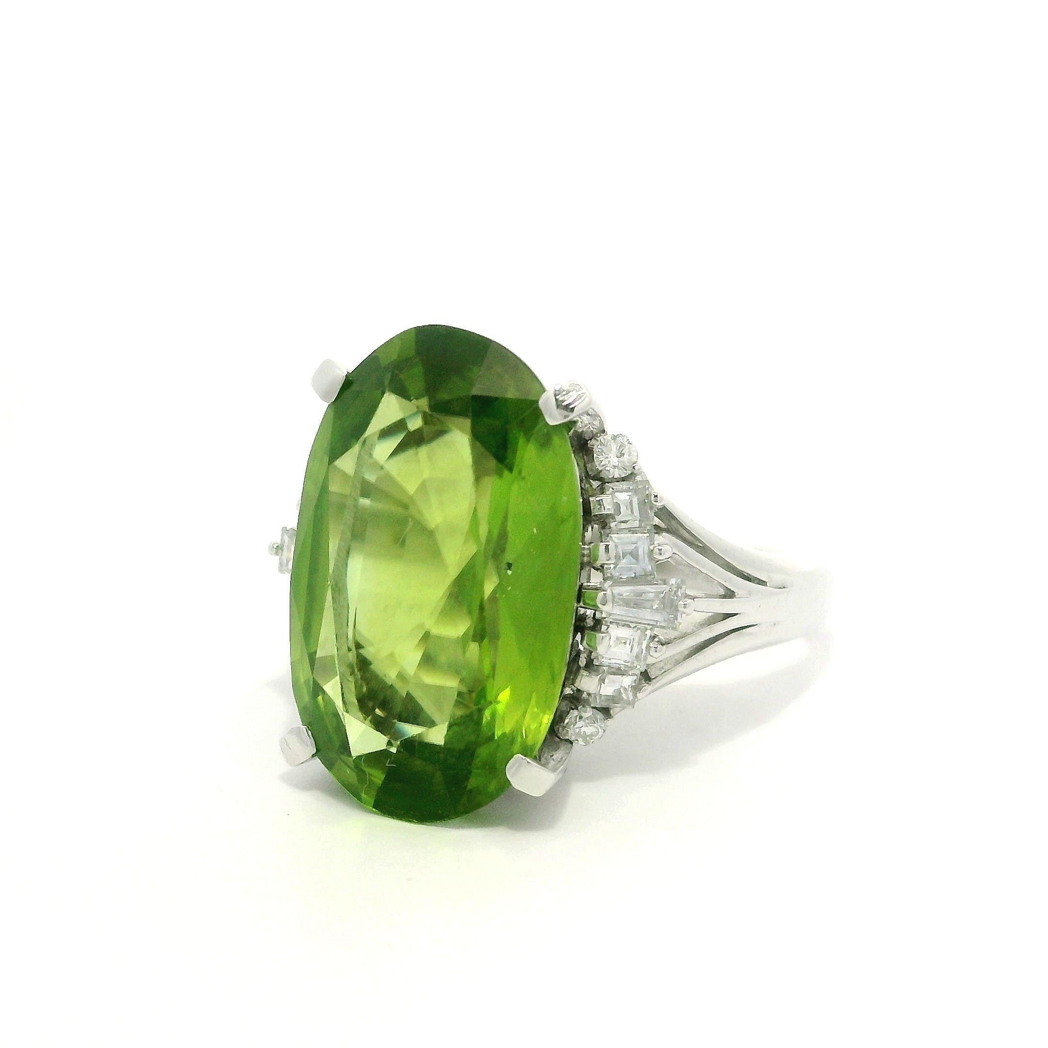 Anello vintage in platino con peridoto ovale taglio vecchio e diamante da 10,47 ct. in vendita 9