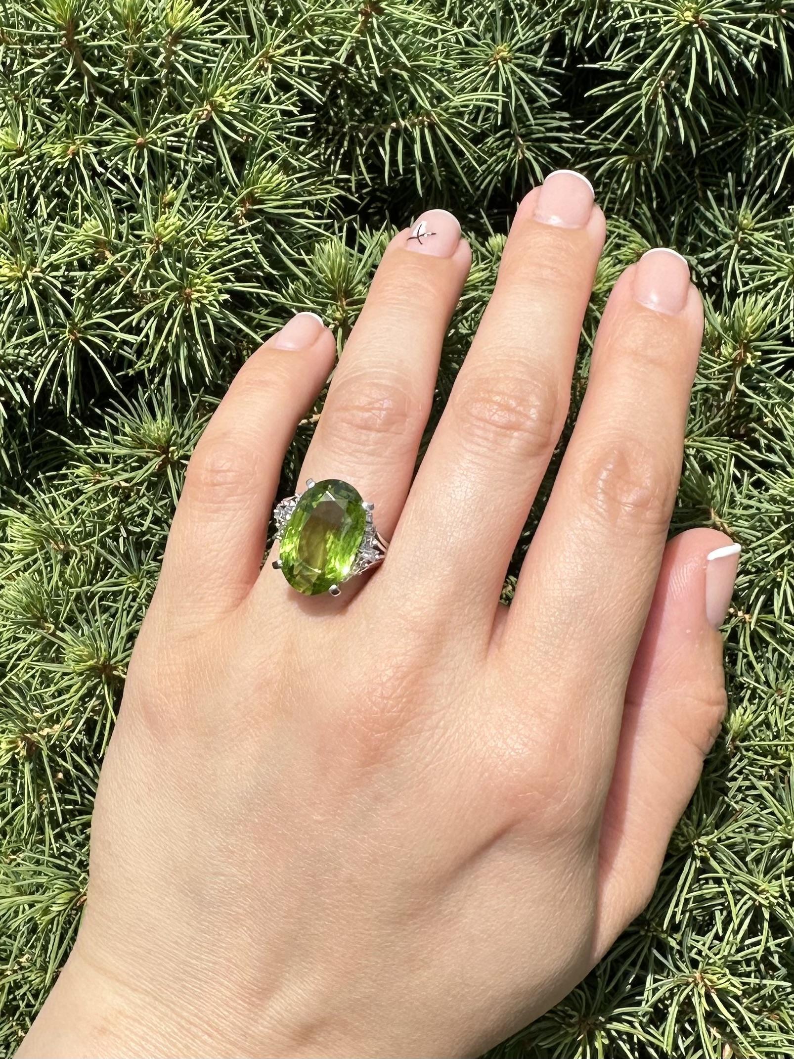 Anello vintage in platino con peridoto ovale taglio vecchio e diamante da 10,47 ct. in vendita 11