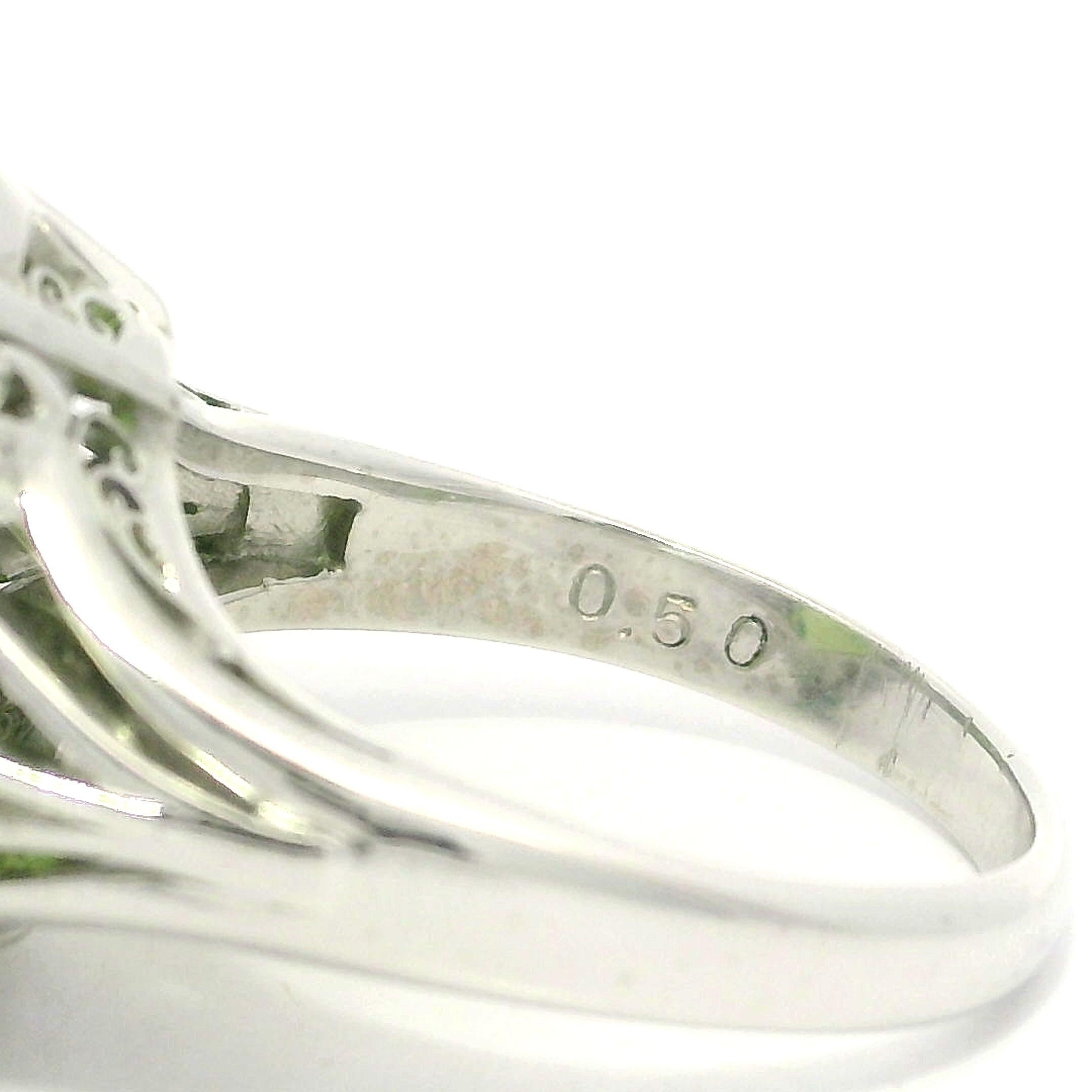 Taglio ovale Anello vintage in platino con peridoto ovale taglio vecchio e diamante da 10,47 ct. in vendita