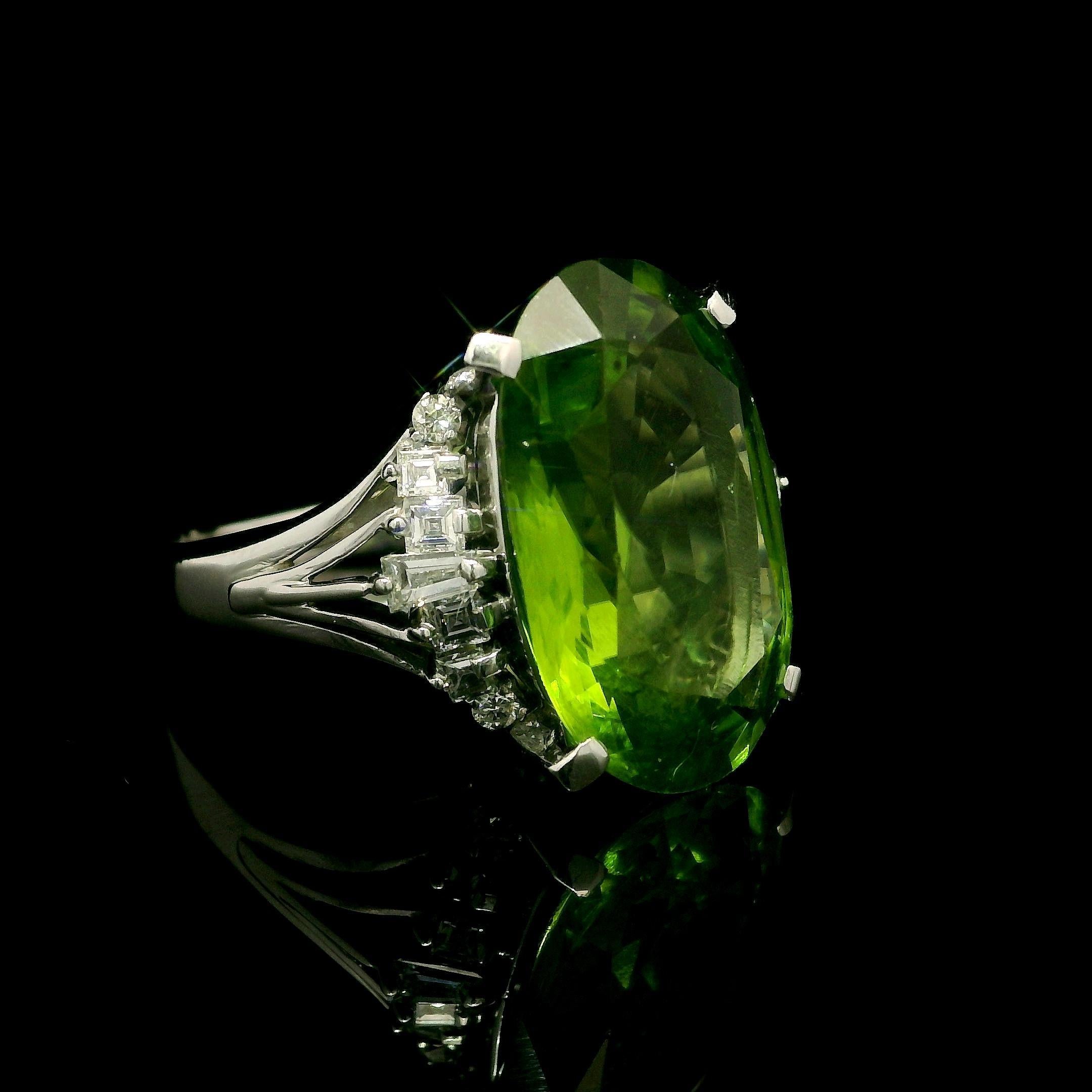 Anello vintage in platino con peridoto ovale taglio vecchio e diamante da 10,47 ct. In condizioni ottime in vendita a Montclair, NJ