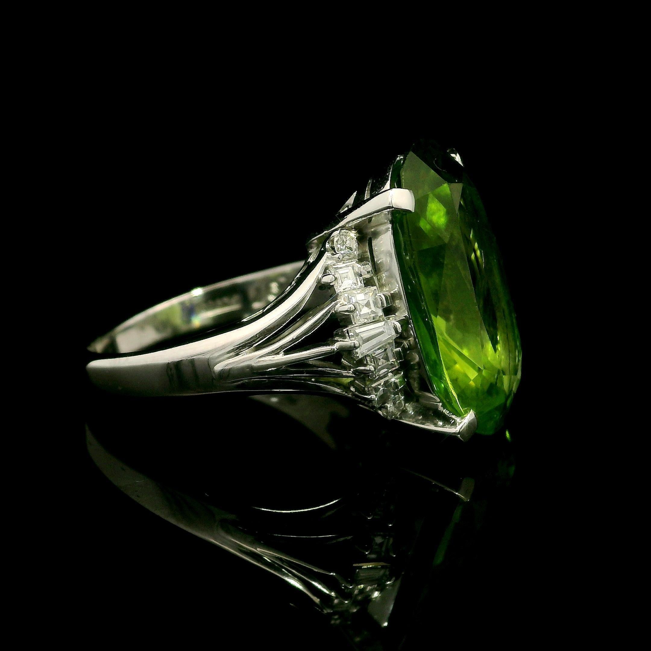 Donna Anello vintage in platino con peridoto ovale taglio vecchio e diamante da 10,47 ct. in vendita