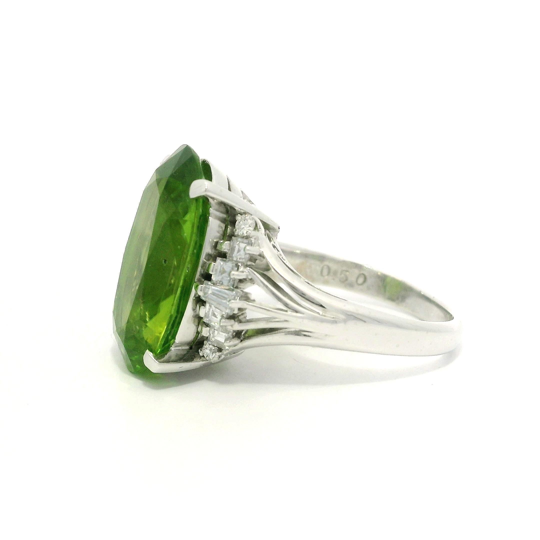 Anello vintage in platino con peridoto ovale taglio vecchio e diamante da 10,47 ct. in vendita 3