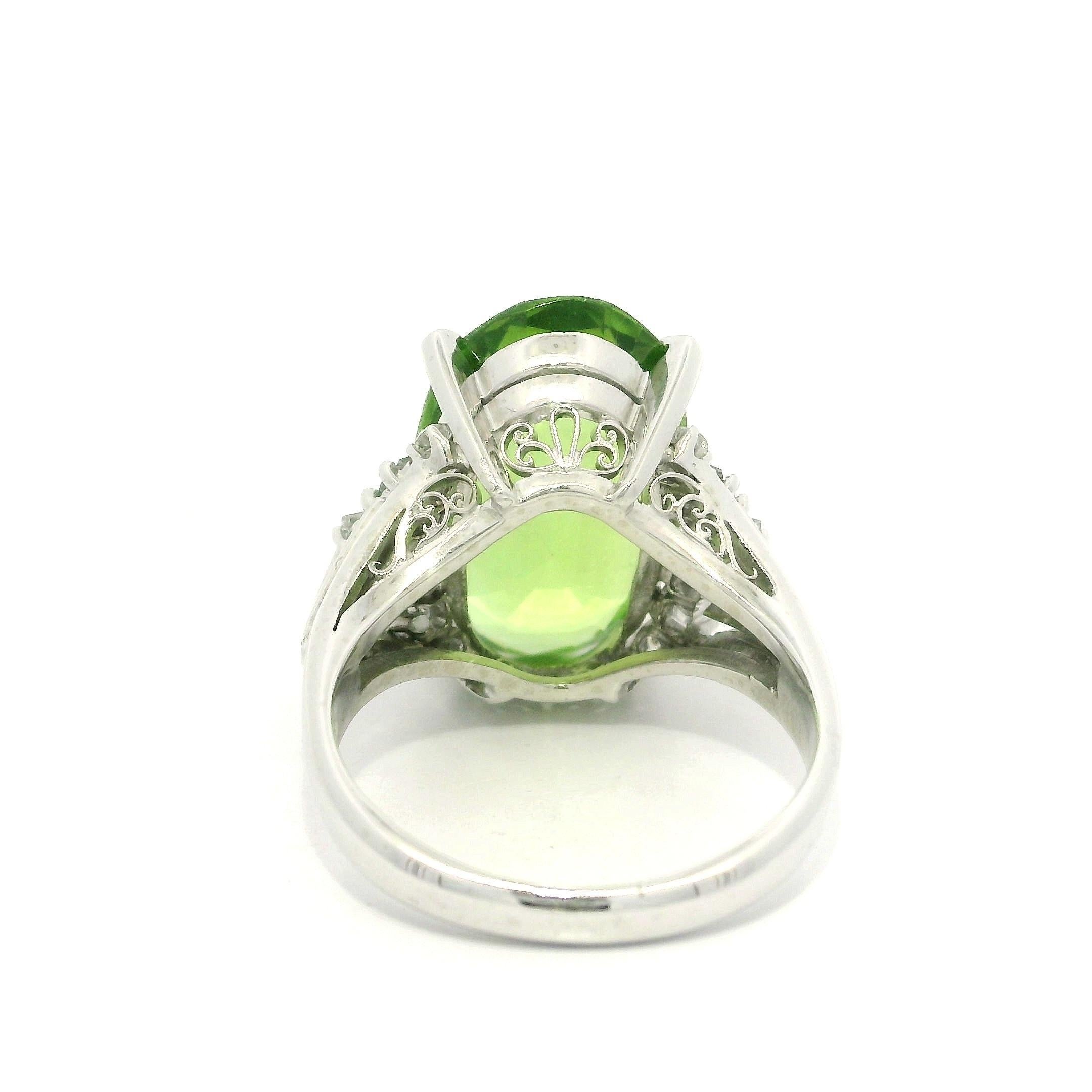 Anello vintage in platino con peridoto ovale taglio vecchio e diamante da 10,47 ct. in vendita 4