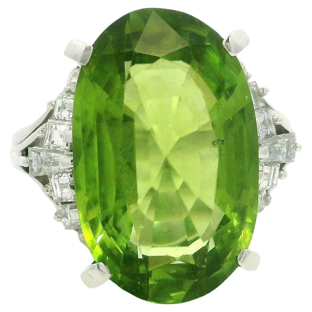 Anello vintage in platino con peridoto ovale taglio vecchio e diamante da 10,47 ct.