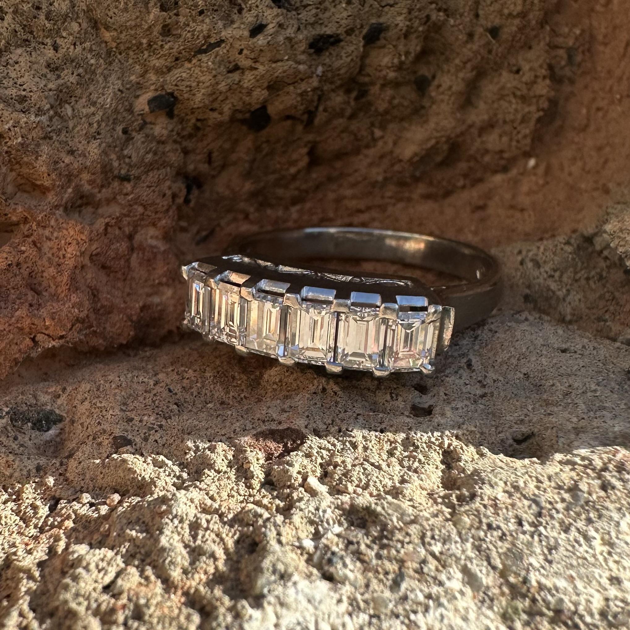 Vintage Platinum 1.0ctw Carrs Step Cut Diamond High Profile Band Ring Größe 5 im Angebot 5