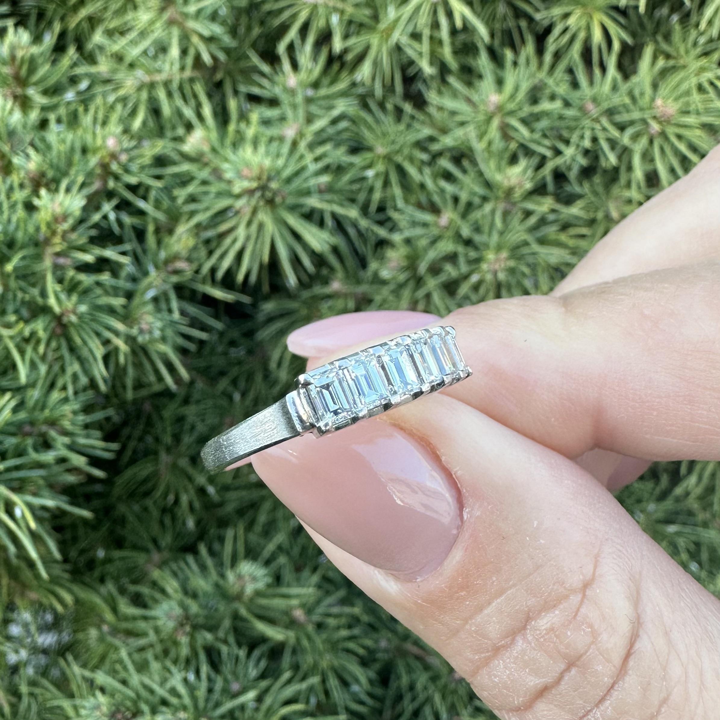 Vintage Platinum 1.0ctw Carrs Step Cut Diamond High Profile Band Ring Größe 5 im Angebot 6