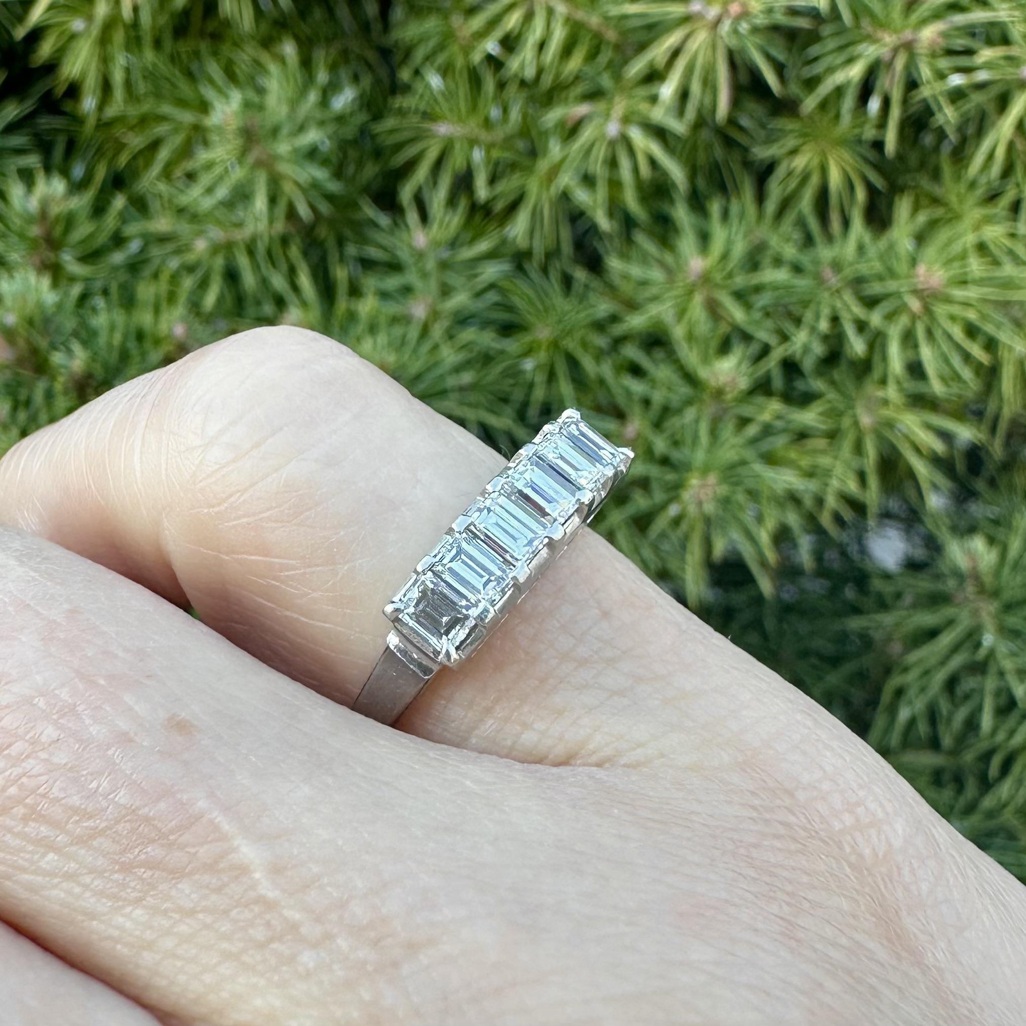 -Stein(e): -
(8) Natürliche Echte Diamanten - Carre Rechteckiger Stufenschliff - Zackenfassung - Farbe F-G - Reinheit VS1-VS2 - 1,0ctw (ca.)

MATERIAL: Massiv .900 Platin 
Gesamtgewicht:  4,68 Gramm
Gesamtbreite: 4,57 mm (0,18