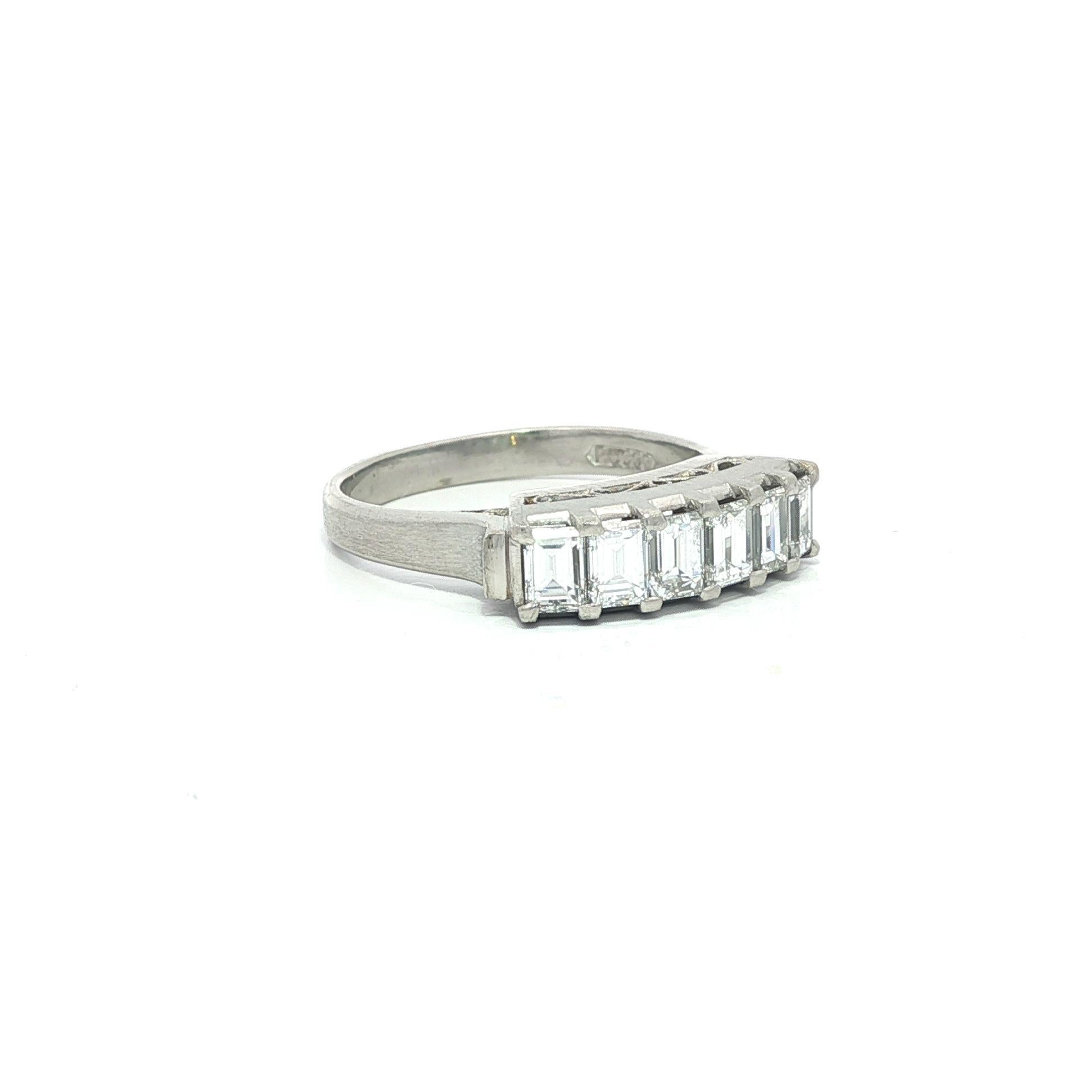 Vintage Platinum 1.0ctw Carrs Step Cut Diamond High Profile Band Ring Größe 5 (Carréeschliff) im Angebot