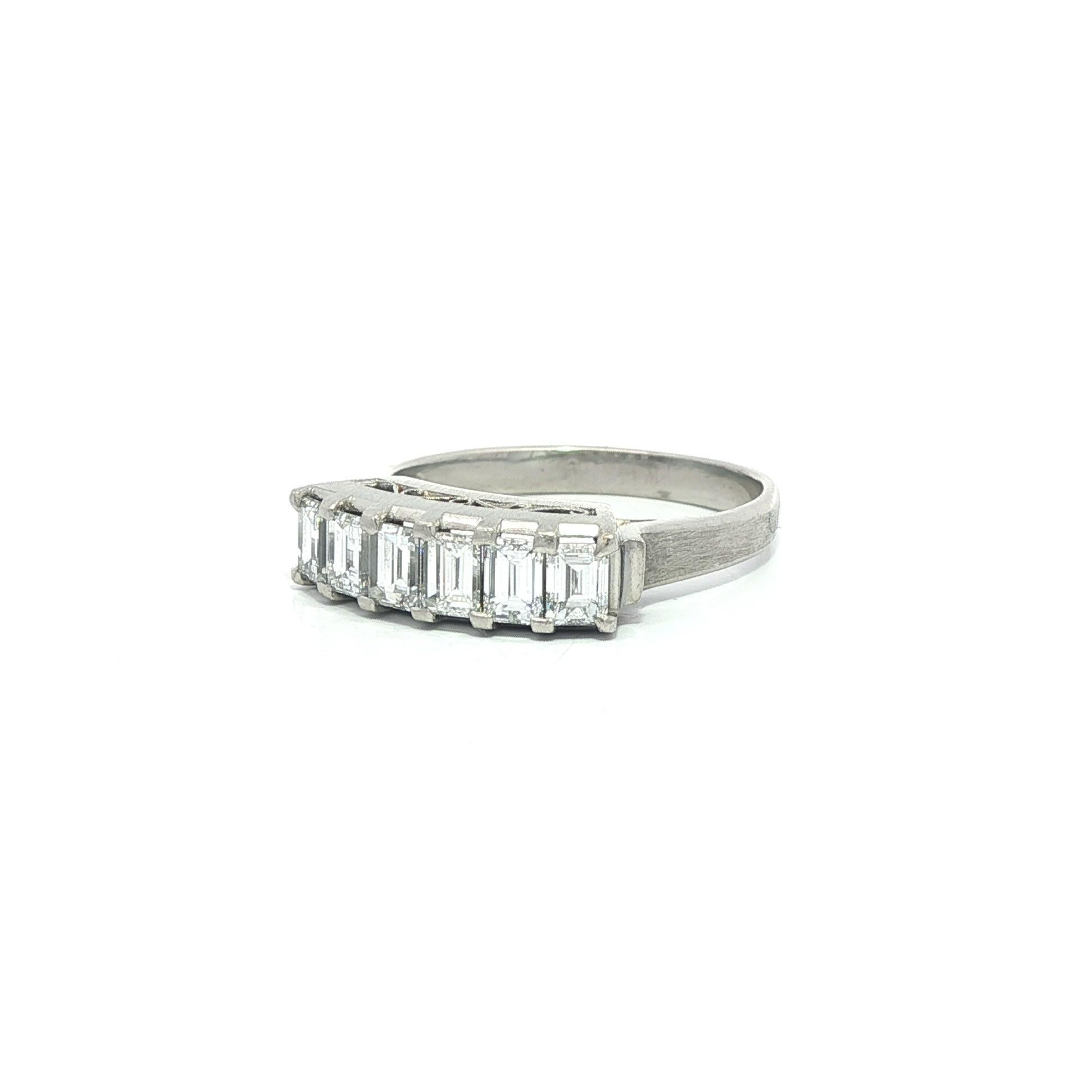 Vintage Platinum 1.0ctw Carrs Step Cut Diamond High Profile Band Ring Größe 5 im Zustand „Hervorragend“ im Angebot in Montclair, NJ