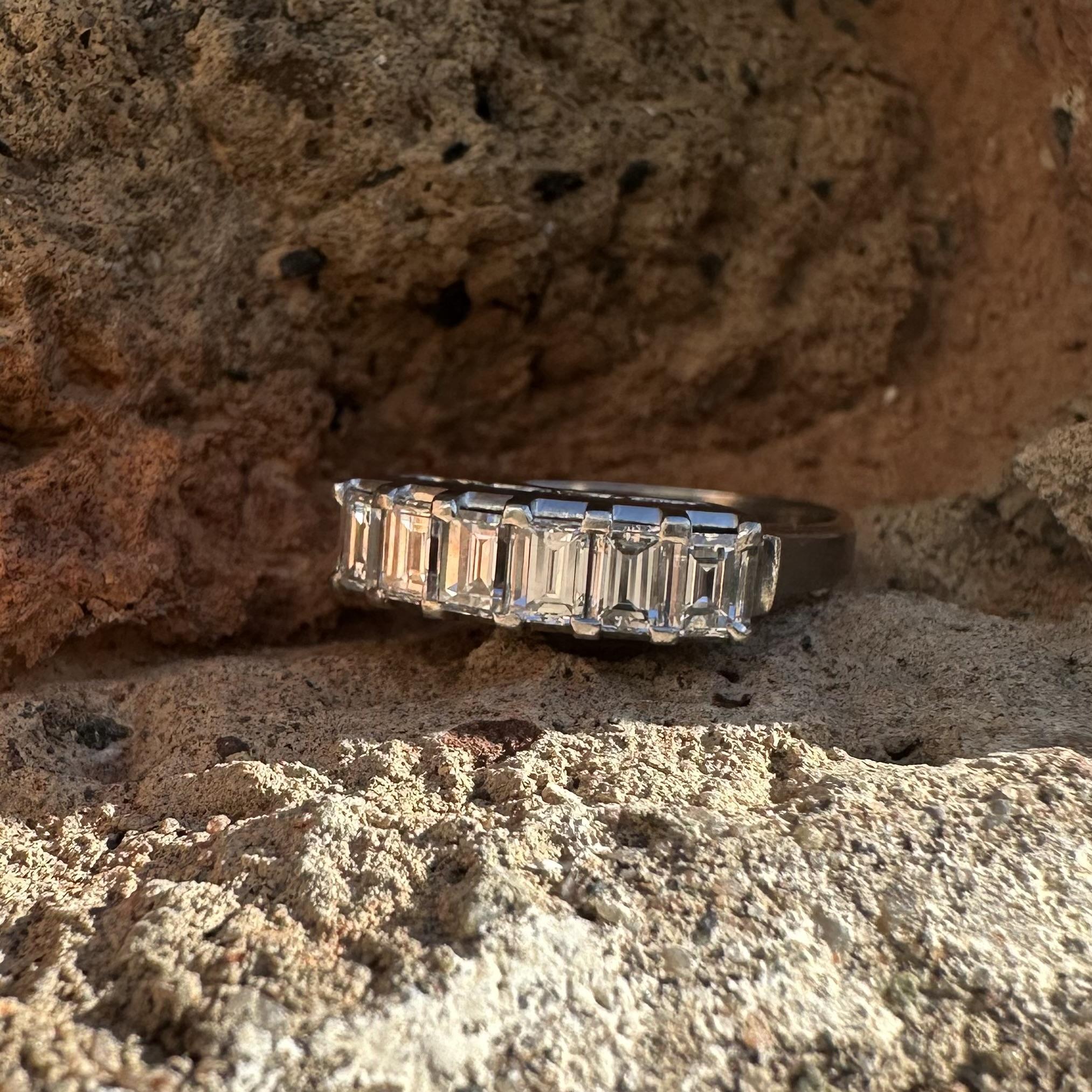 Vintage Platinum 1.0ctw Carrs Step Cut Diamond High Profile Band Ring Größe 5 im Angebot 4