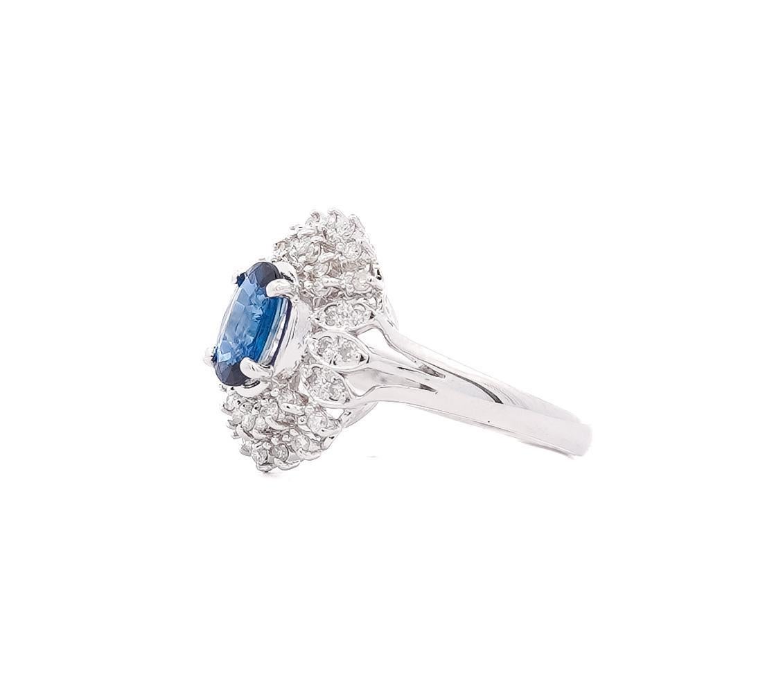Vintage Platinum 1.18 Carat Oval Blue Sapphire & Diamond Halo Filigree Ring For Sale 1