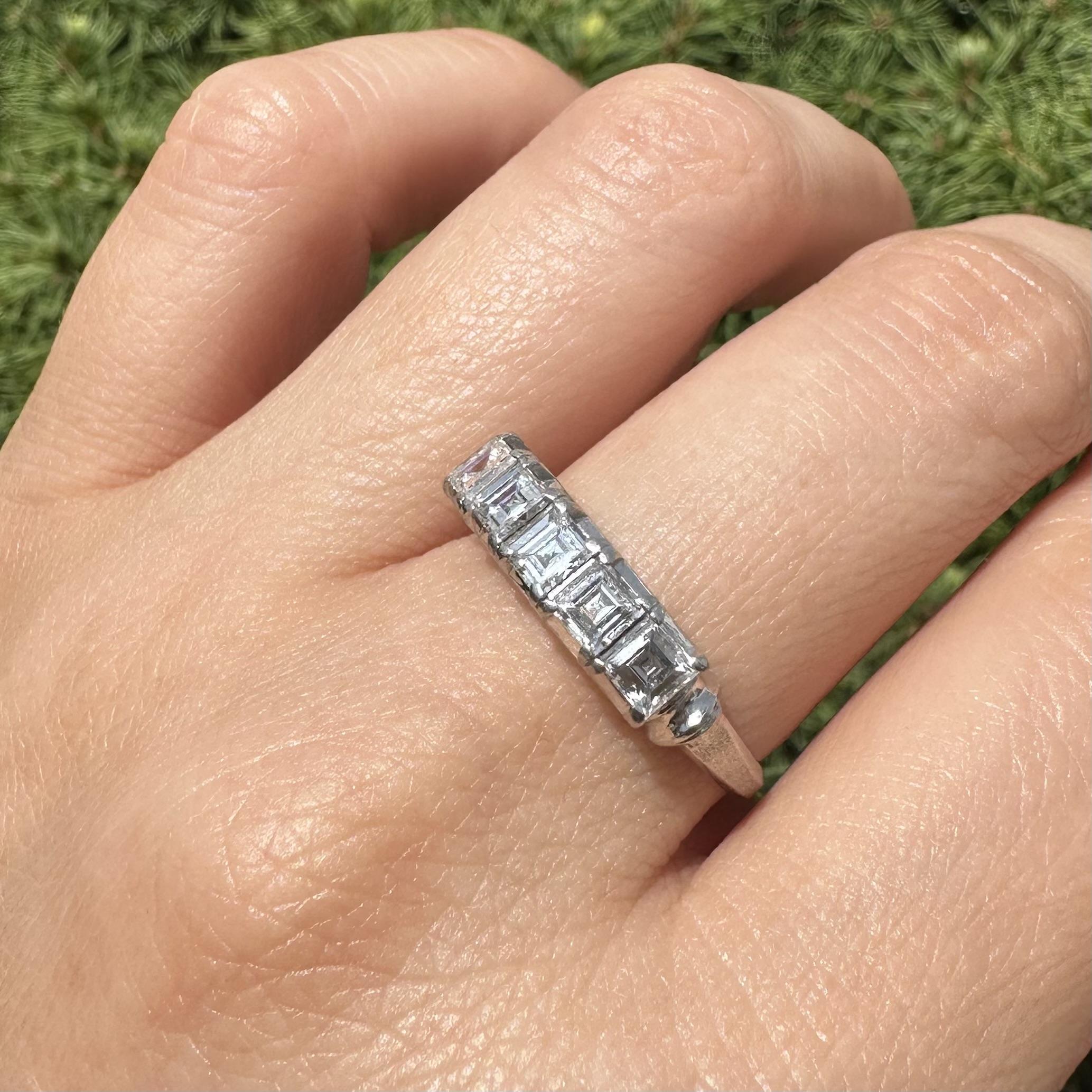 Anello vintage in platino da 1,23 carati con diamante quadrato e taglio a gradino e 5 pietre in vendita 6