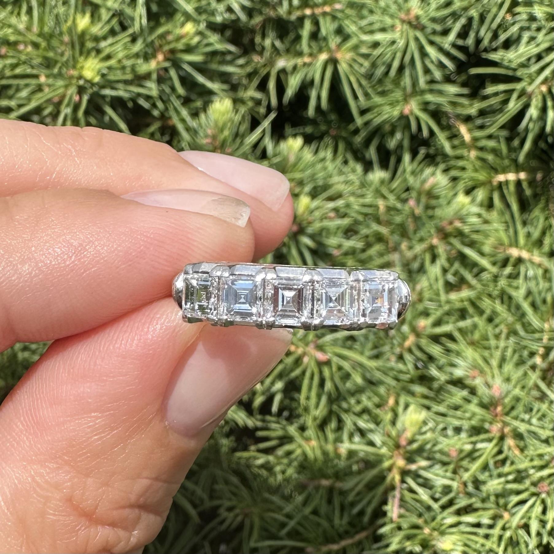 Anello vintage in platino da 1,23 carati con diamante quadrato e taglio a gradino e 5 pietre in vendita 7