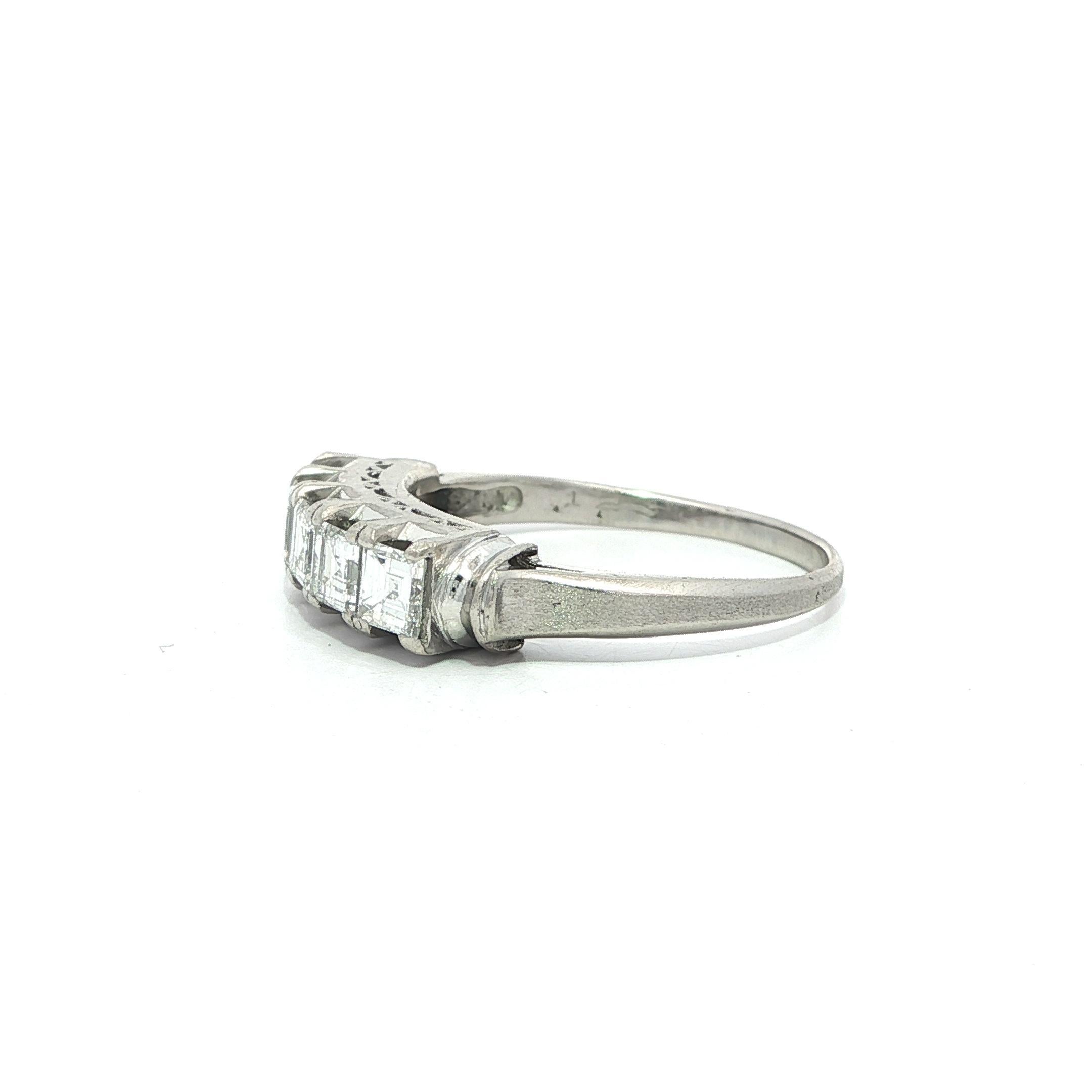 Quadrato Anello vintage in platino da 1,23 carati con diamante quadrato e taglio a gradino e 5 pietre in vendita