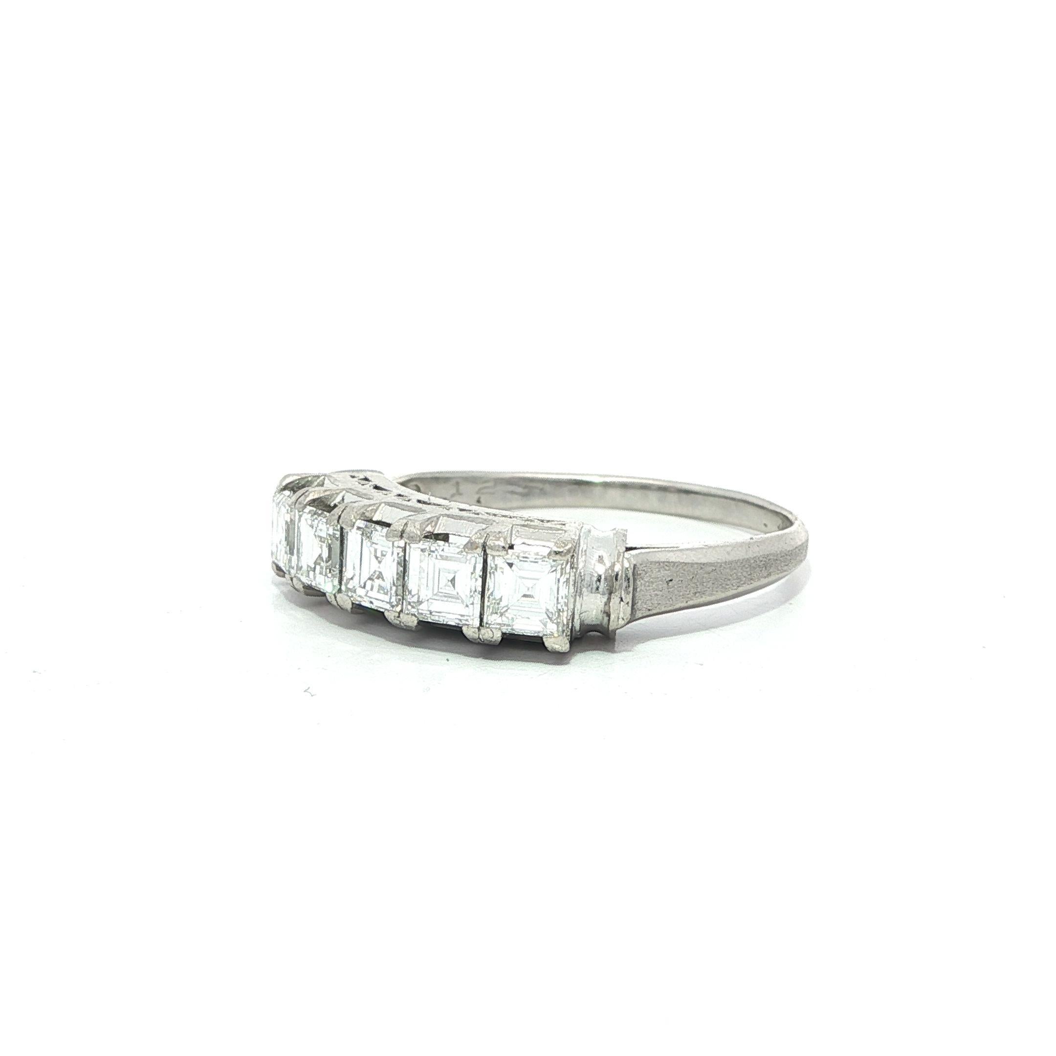 Anello vintage in platino da 1,23 carati con diamante quadrato e taglio a gradino e 5 pietre In condizioni ottime in vendita a Montclair, NJ