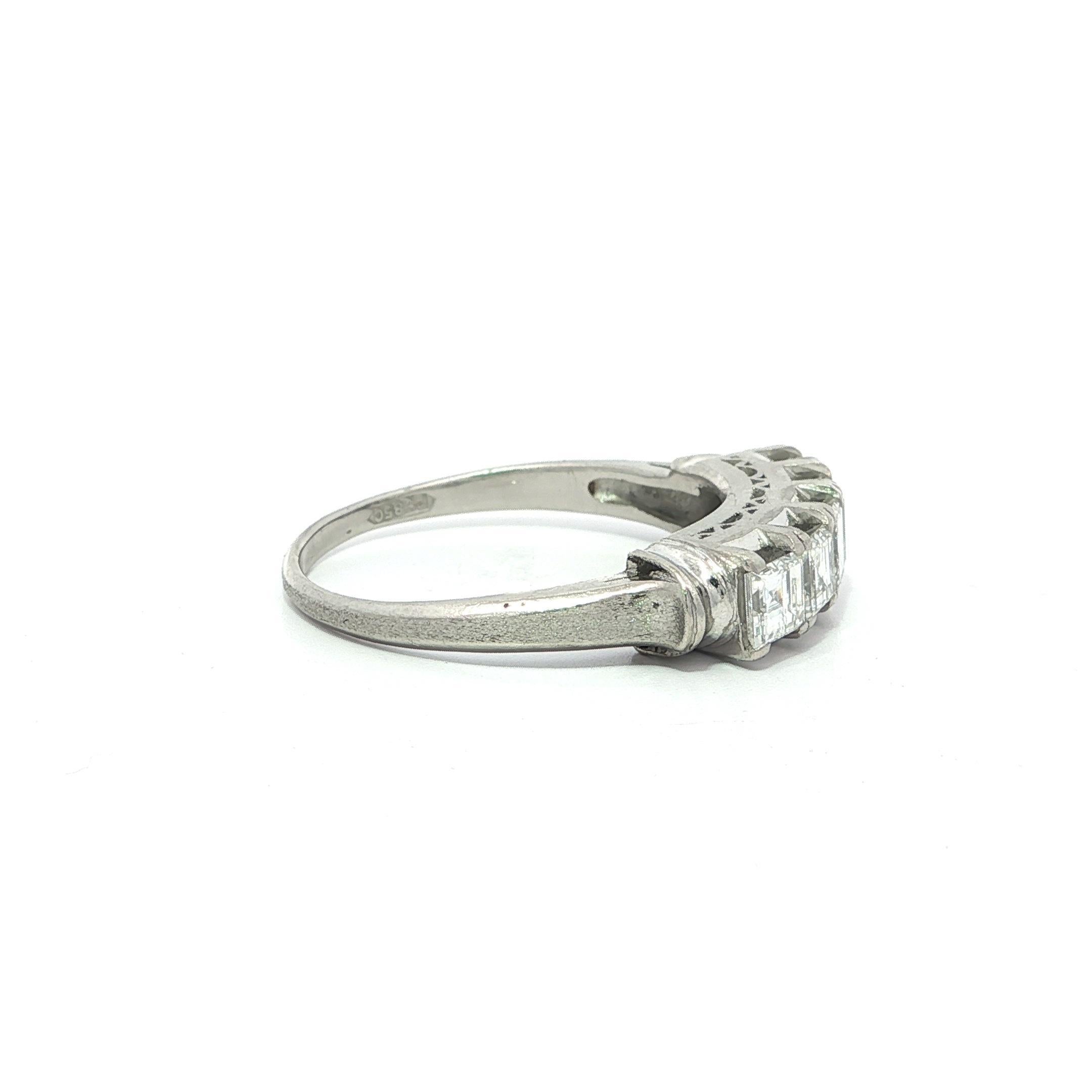 Anello vintage in platino da 1,23 carati con diamante quadrato e taglio a gradino e 5 pietre in vendita 1