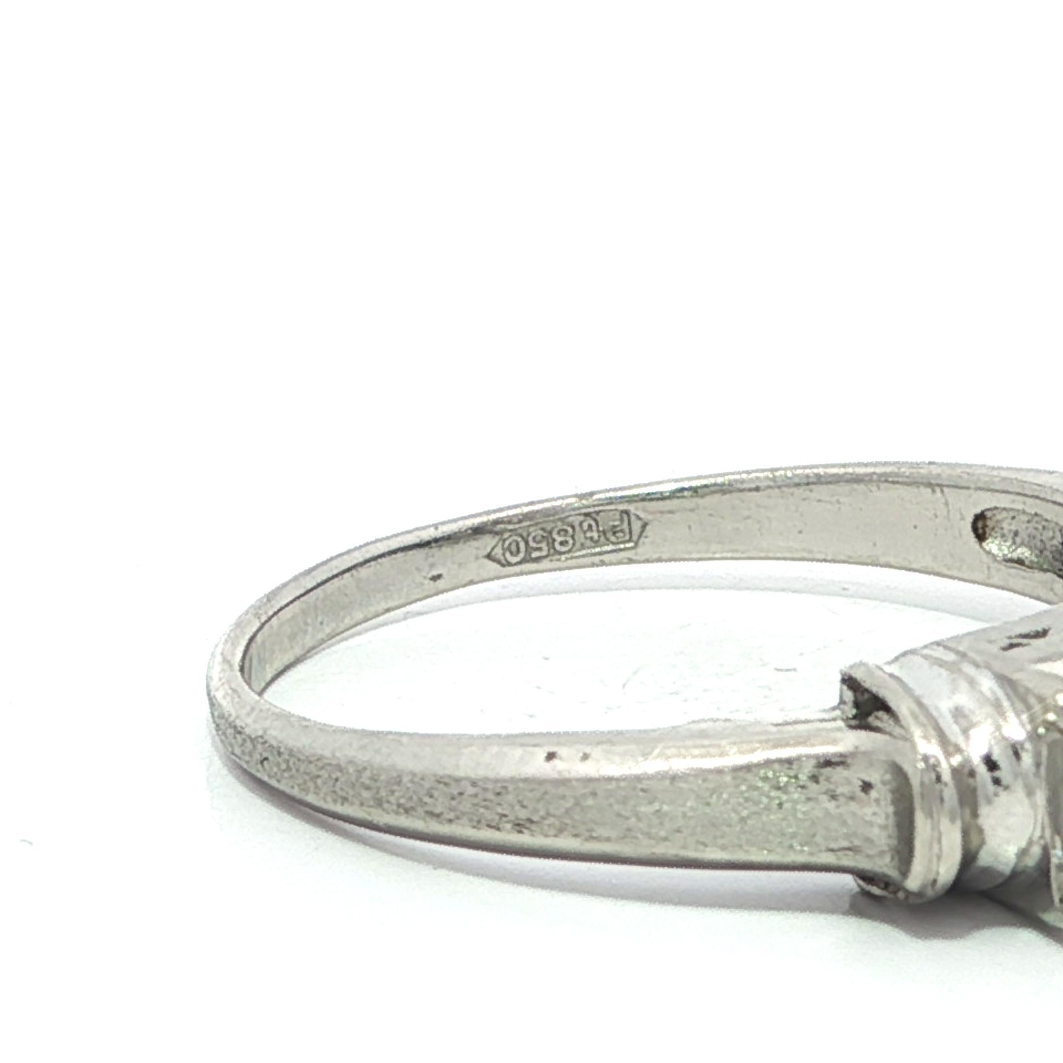 Anello vintage in platino da 1,23 carati con diamante quadrato e taglio a gradino e 5 pietre in vendita 2