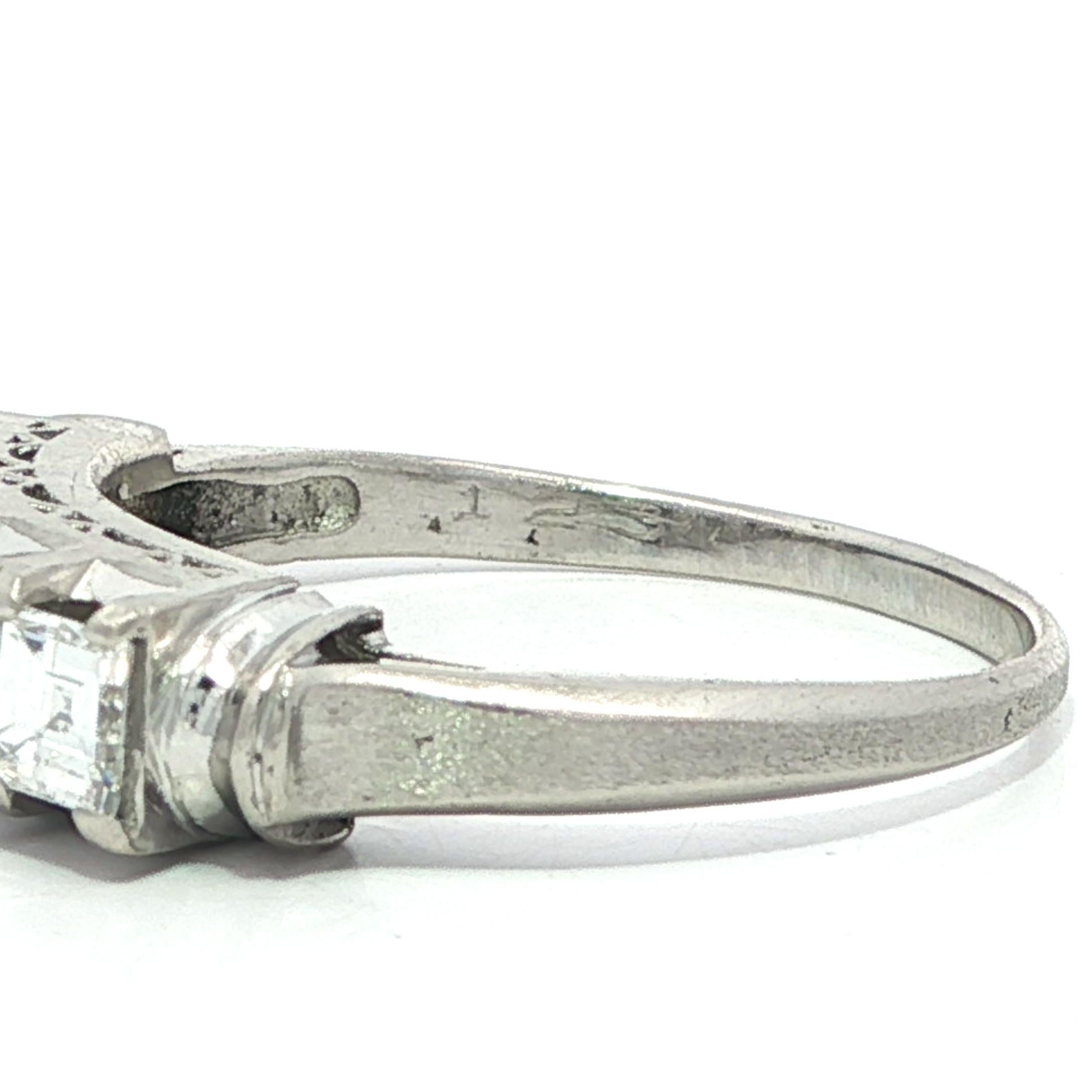 Anello vintage in platino da 1,23 carati con diamante quadrato e taglio a gradino e 5 pietre in vendita 3