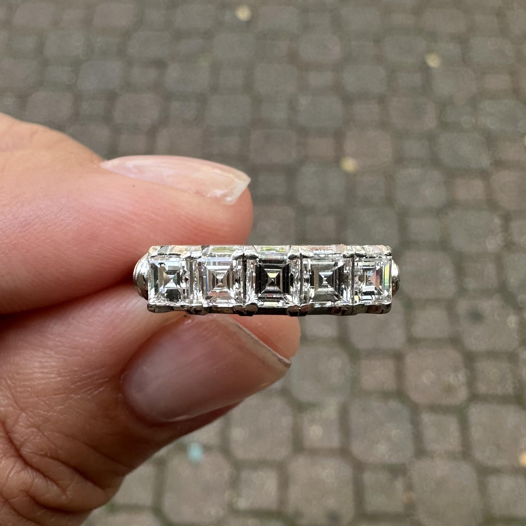 Anello vintage in platino da 1,23 carati con diamante quadrato e taglio a gradino e 5 pietre in vendita 4