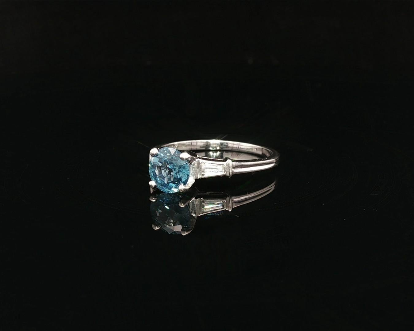 Anello vintage in platino da 1,24 ct GIA con zaffiro rotondo e diamanti baguette ai lati in vendita 5